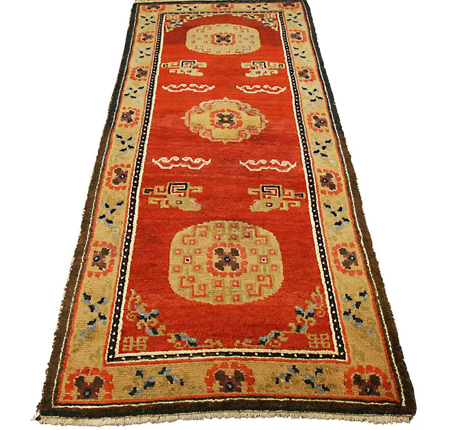 Dieser antike Teppich aus Tibet mit den Maßen 143 × 66 cm (4' 8