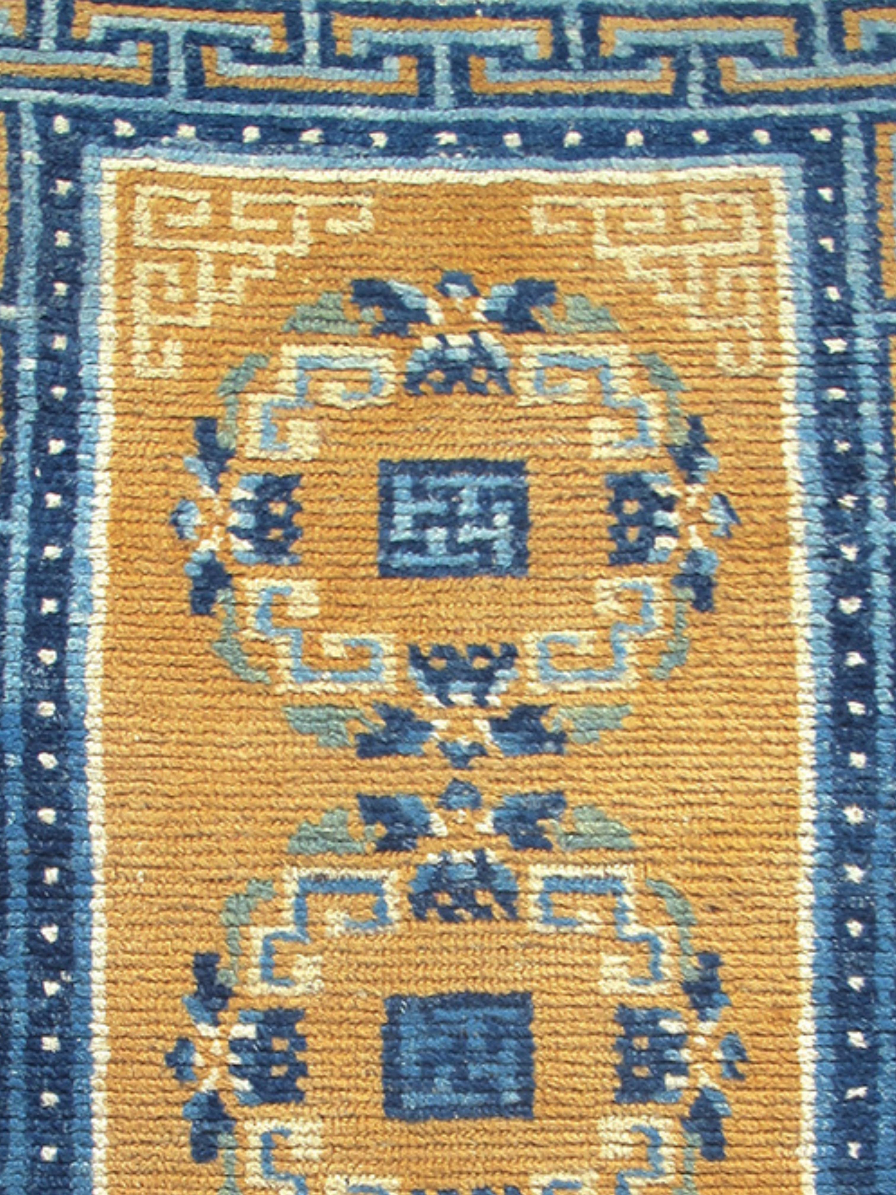 Tapis tibétain tissé avec de la laine tibétaine épaisse et lustrée, 19e siècle

Tissé avec de la laine tibétaine épaisse et lustrée, ce petit objet tibétain est un délice tactile. D'un point de vue stylistique, il s'inspire des anciens tapis Ningxia