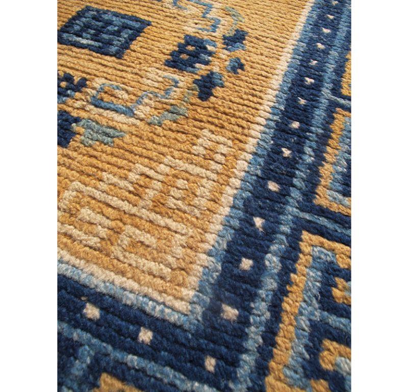 Tibétain Tapis tibétain tissé avec de la laine tibétaine épaisse et lustrée, 19e siècle en vente