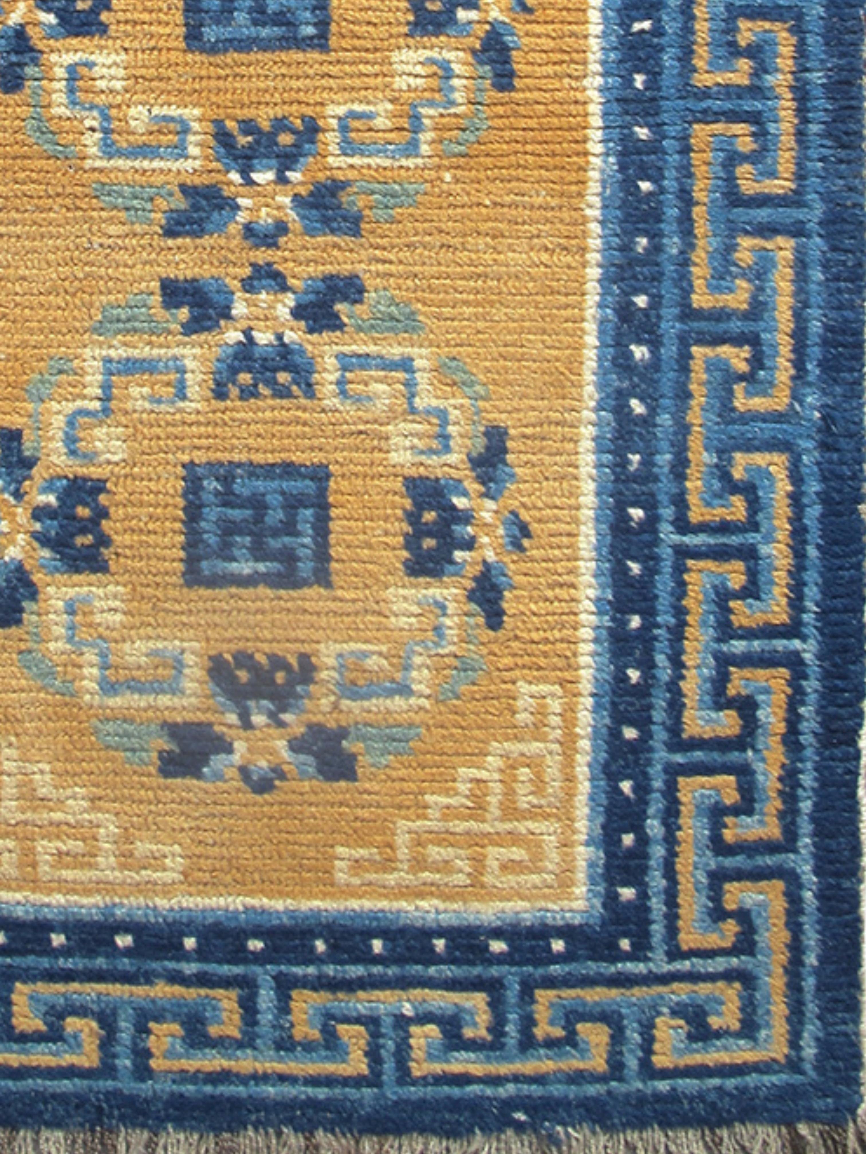 Tissage Tapis tibétain tissé avec de la laine tibétaine épaisse et lustrée, 19e siècle en vente