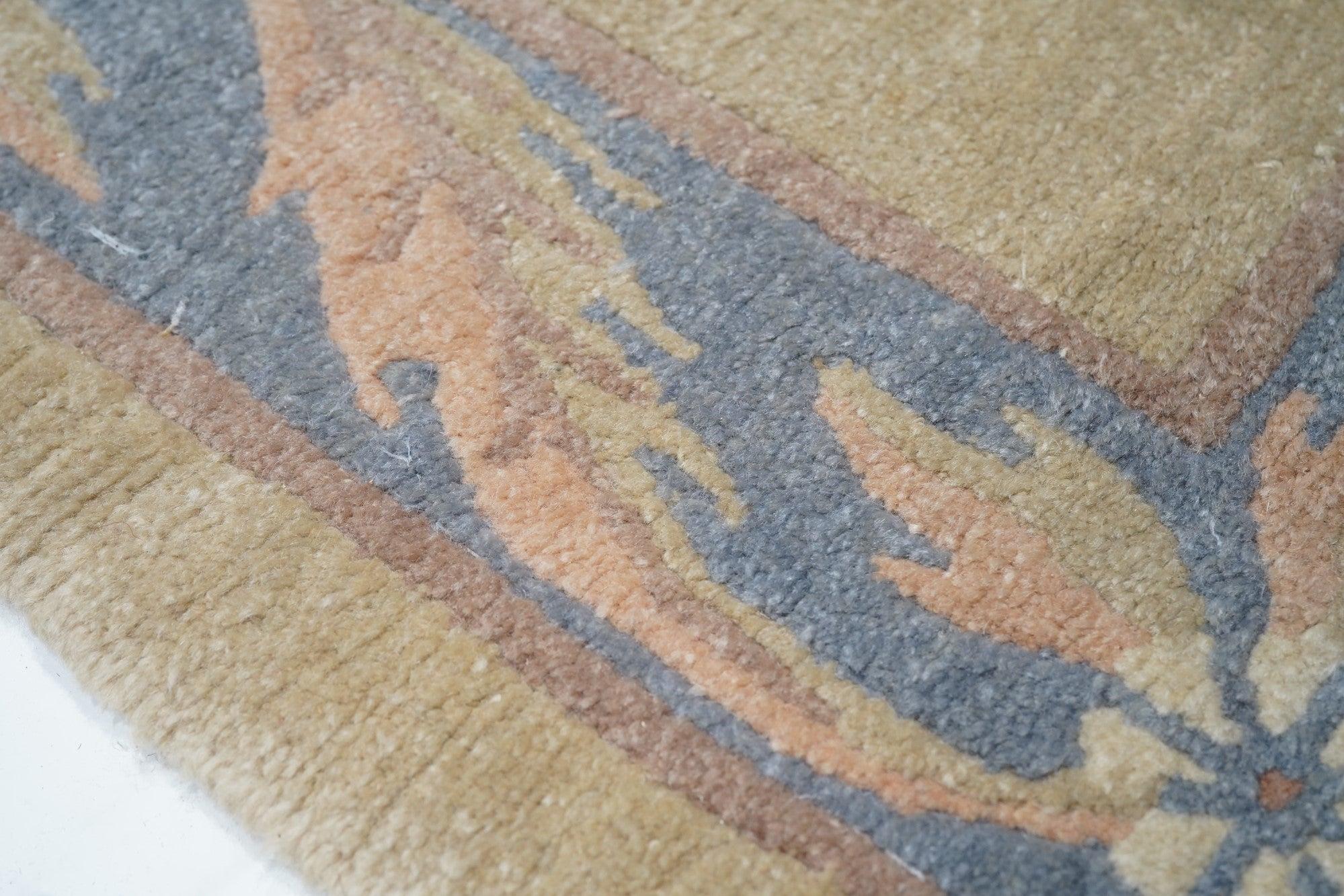 Alfombra Tibetana 2'8'' x 9'4'' en Nuevo estado para la venta en New York, NY