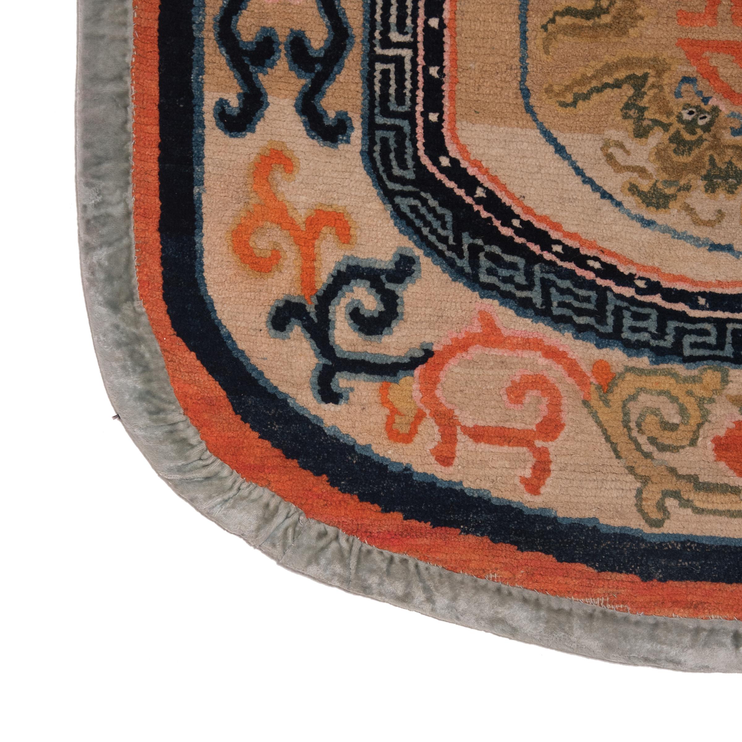 Tibetischer Sattelteppich mit fünf Blessing-Medaillons, um 1900 (20. Jahrhundert) im Angebot
