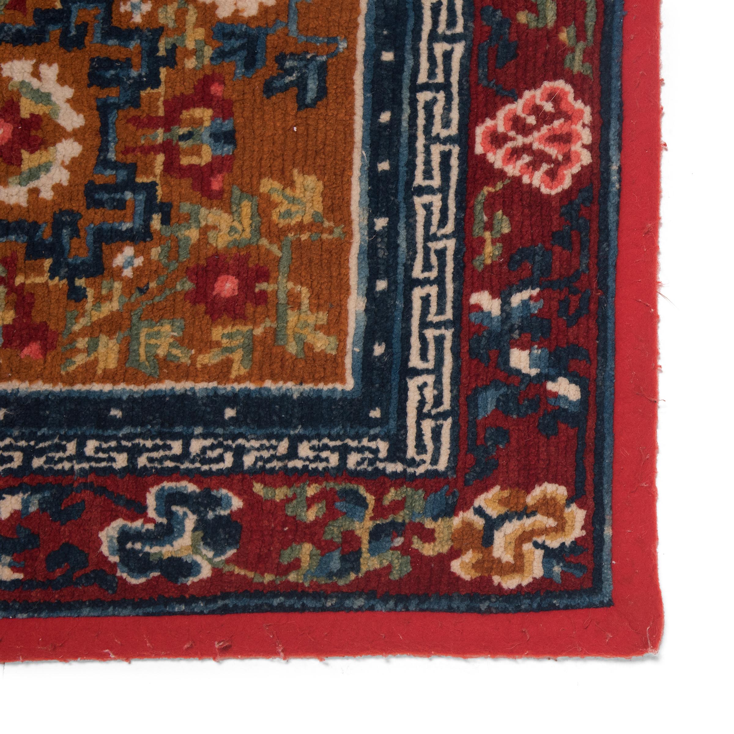 Alfombra tibetana con medallón floral, c. 1900 Tibetano en venta
