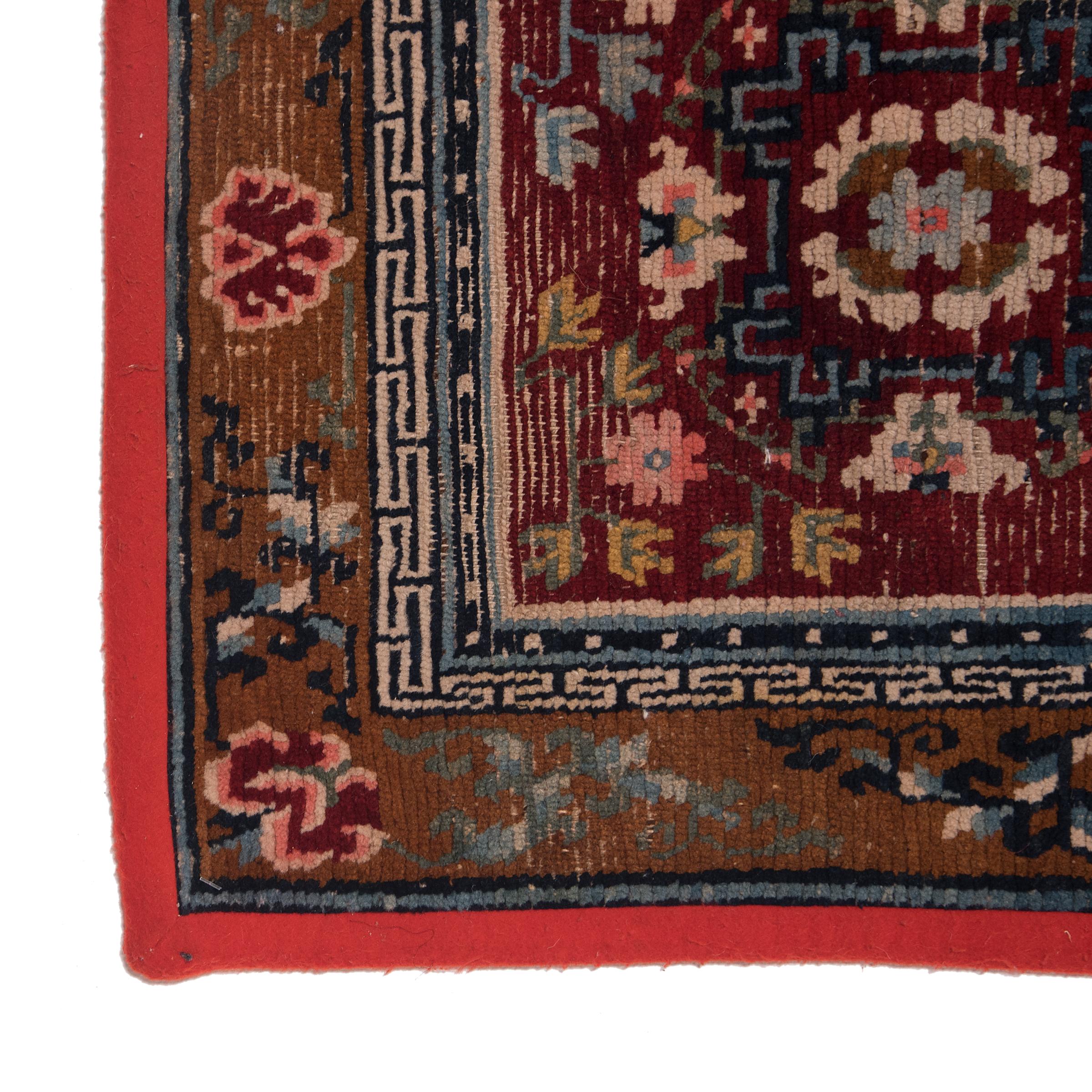 Teinture végétale Tapis tibétain de selle avec médaillons à fleurs, vers 1900 en vente