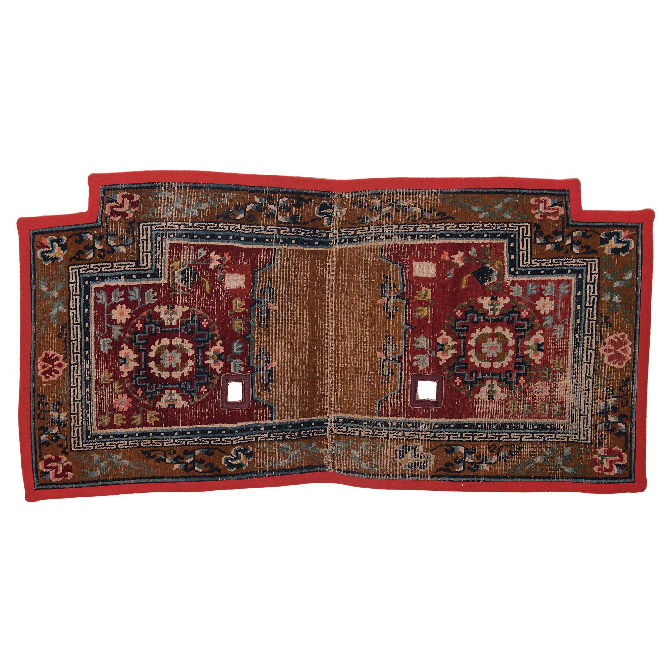 Tappeto a sella tibetano con medaglioni floreali, 1900 ca.