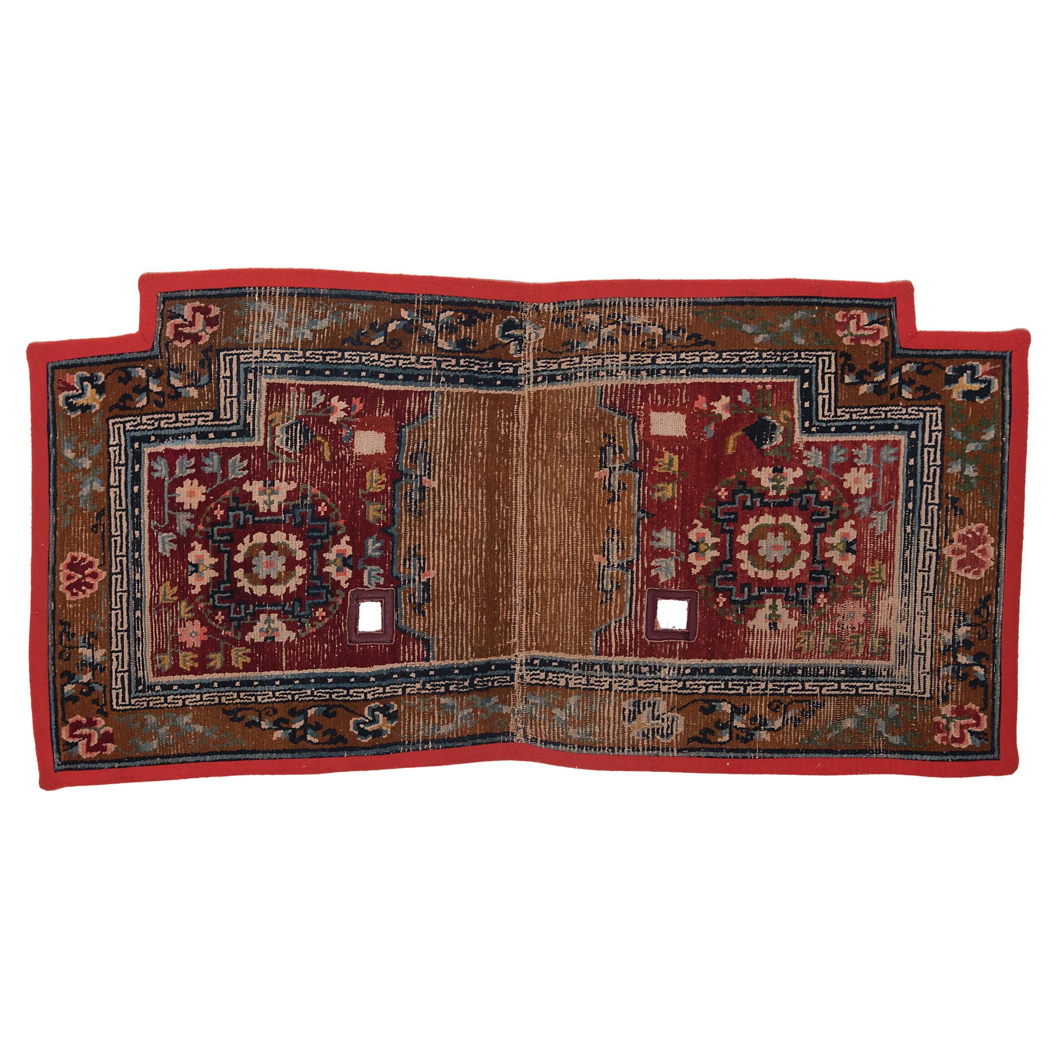 Tapis tibétain de selle avec médaillons à fleurs, vers 1900