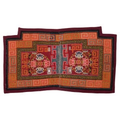Tappeto a sella tibetano con medaglioni floreali, 1930 ca.