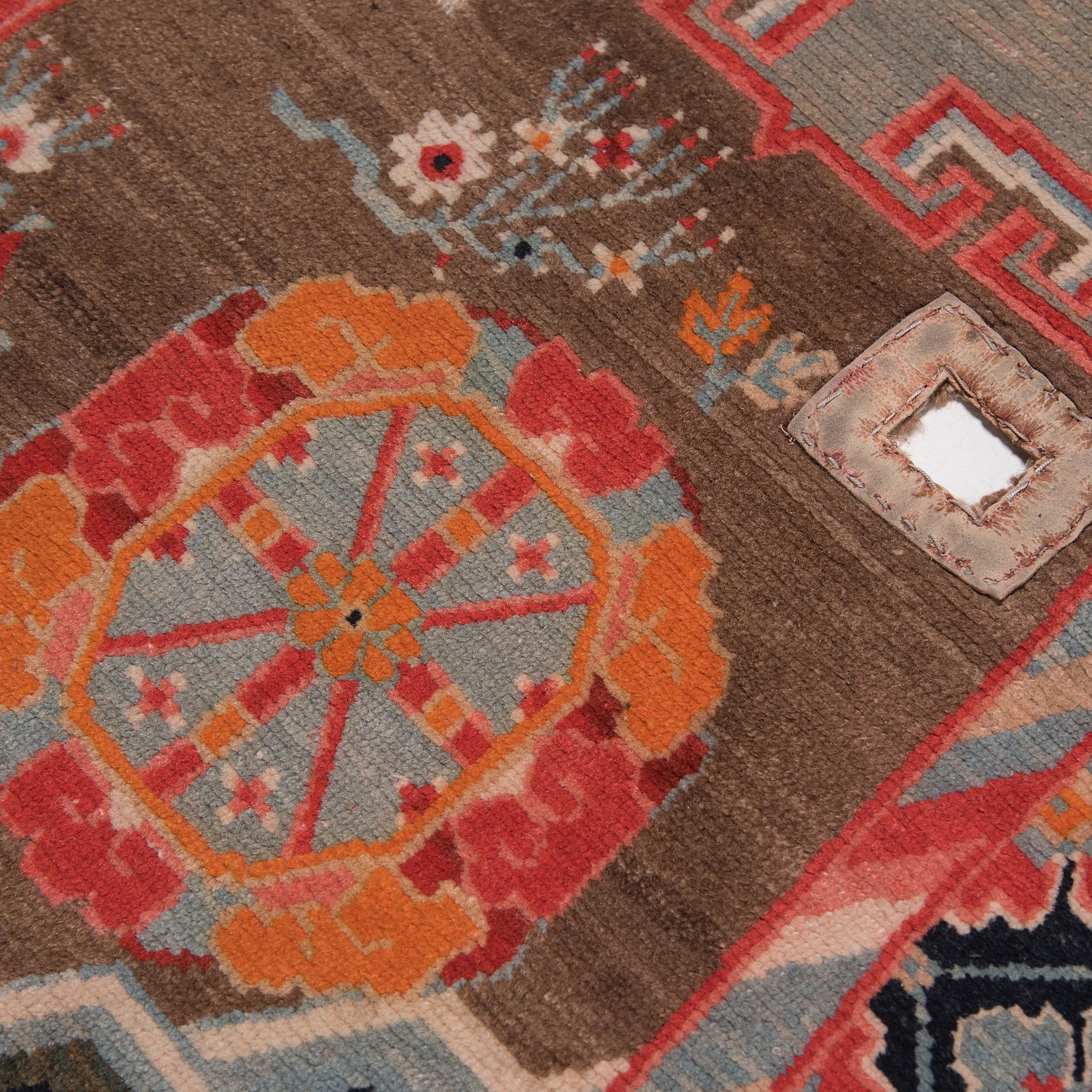 Tibétain Tapis tibétain de selle avec médaillons en forme de roue de vie, vers 1900 en vente