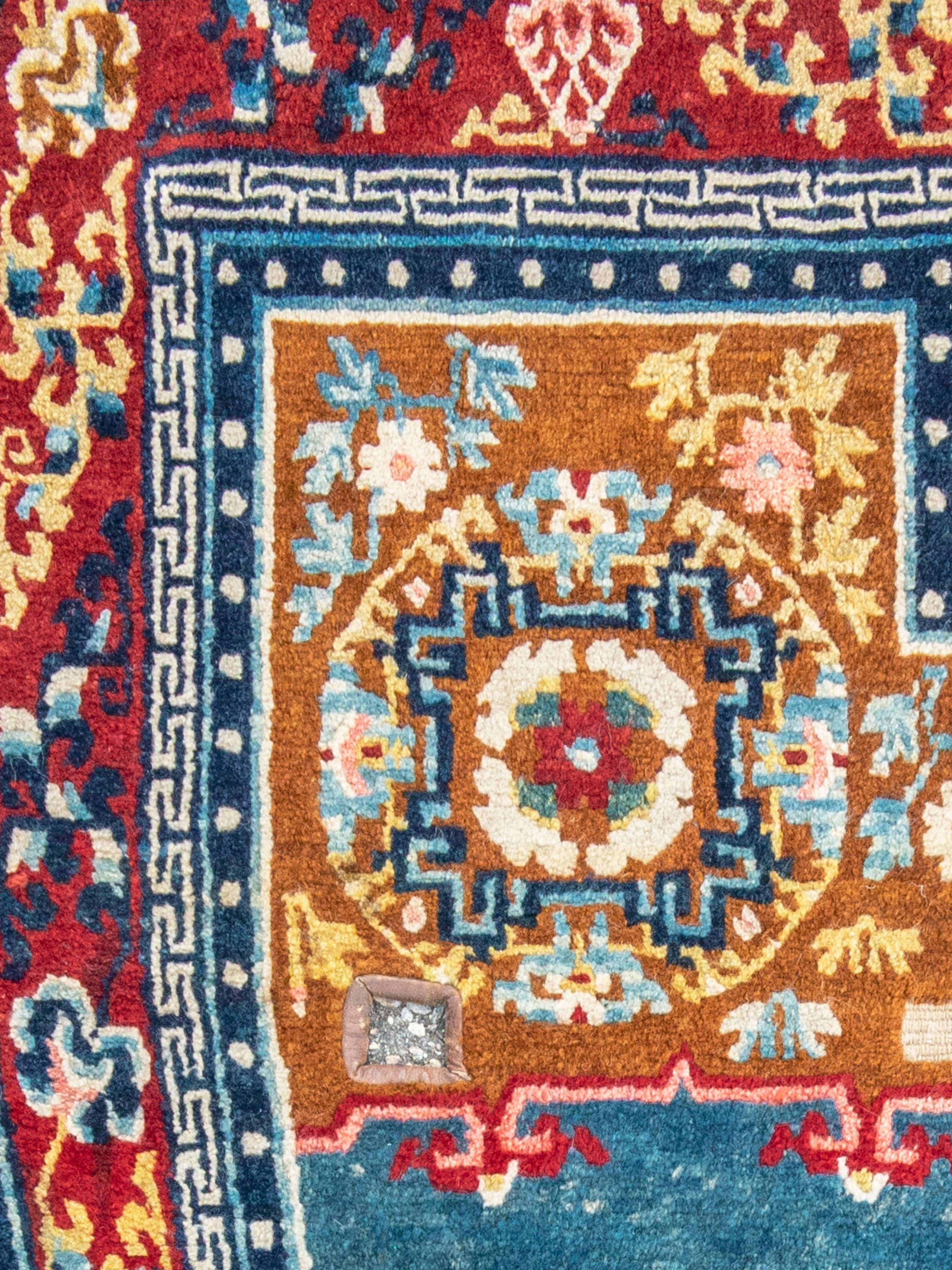 Tapis de selle tibétain, fin du 19e siècle

Comme indiqué ailleurs et dans toute la littérature, les tapis de selle ne sont pas rares et semblent être une composante essentielle de la culture équestre du haut plateau. Cet exemple présente de manière