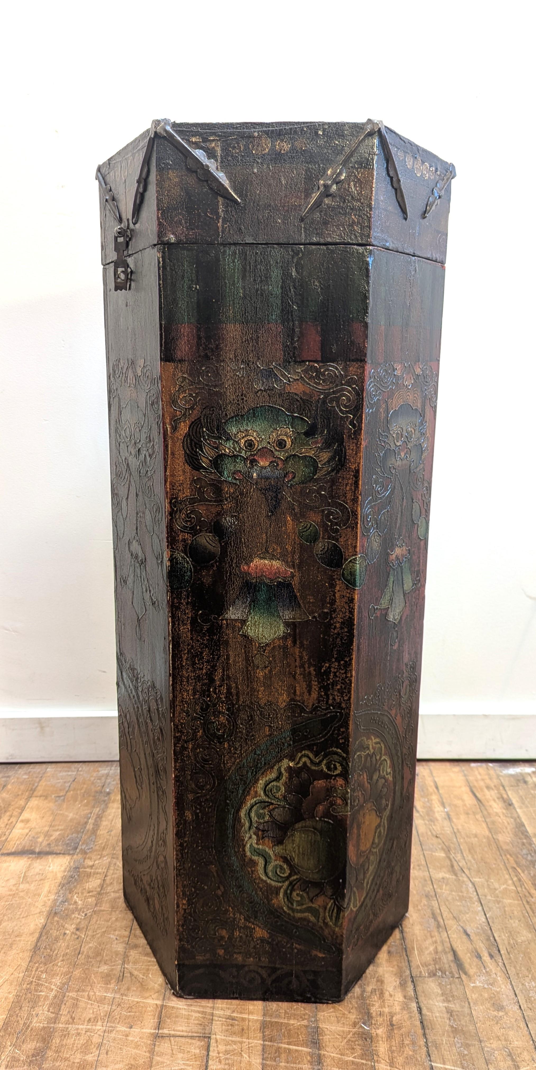 Tibetan Scroll Box In Good Condition For Sale In New York, NY