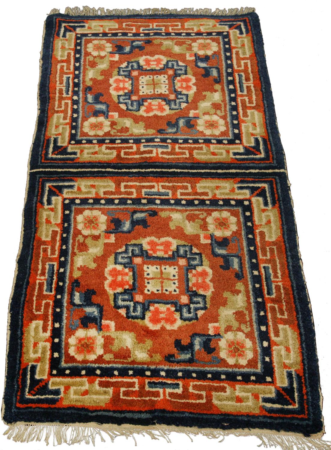 Tibetan Semi-Antique Rug with Medallion Wool Multi-Color, ca. 1940 In Good Condition For Sale In Ferrara, IT