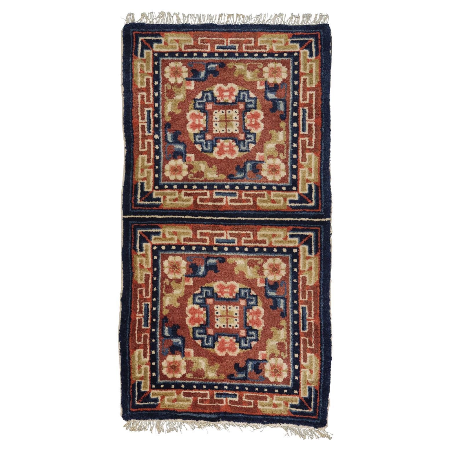 Tapis tibétain semi-ancien avec médaillon en laine multicolore, vers 1940