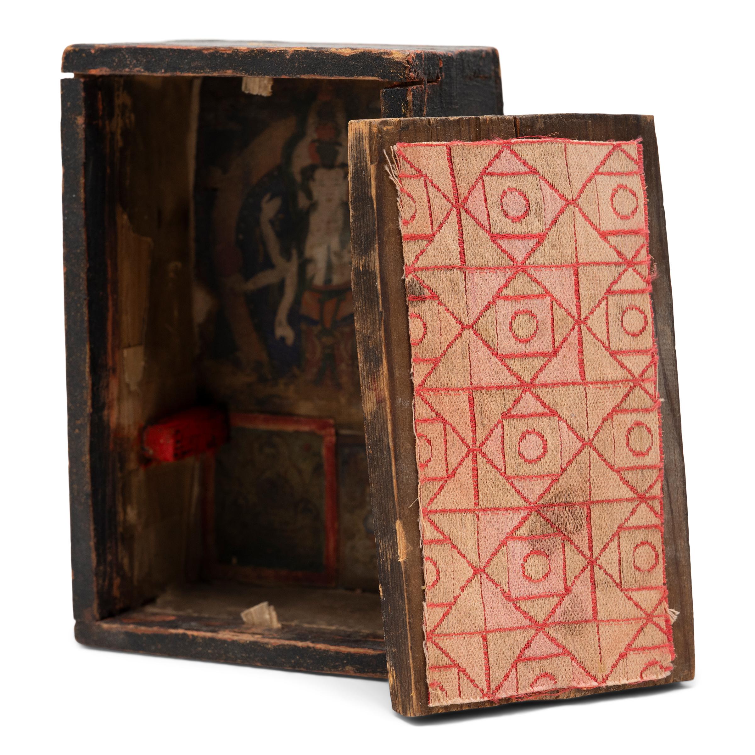Tibetan Shrine Box with Chenresi Tsakli, c. 1850 In Good Condition In Chicago, IL