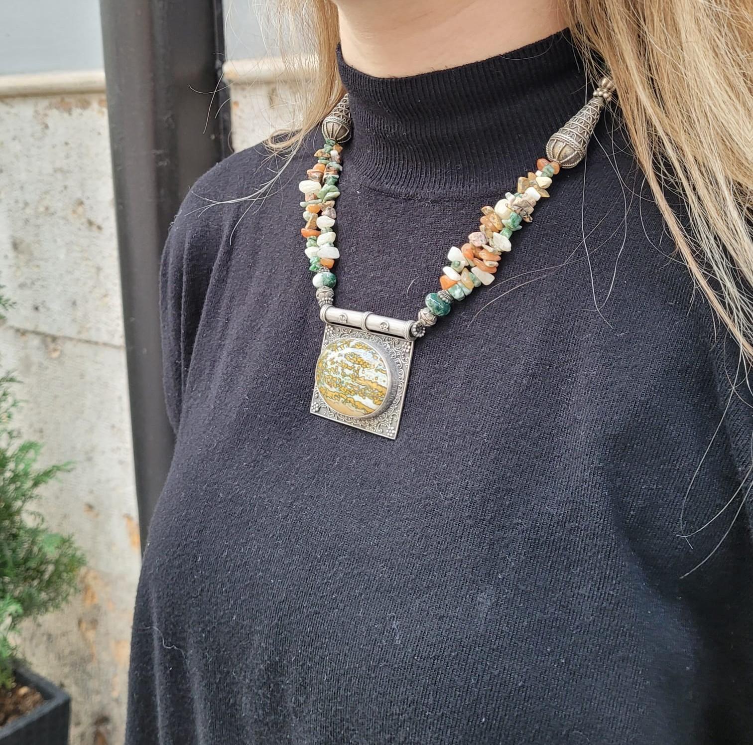 Collier tibétain en argent, jade et pierres semi-précieuses, années 70

Spectaculaire collier d'origine tibétaine réalisé dans les années 70 du siècle dernier. La chaîne est ornée de petites pierres semi-précieuses naturelles, ainsi que de deux