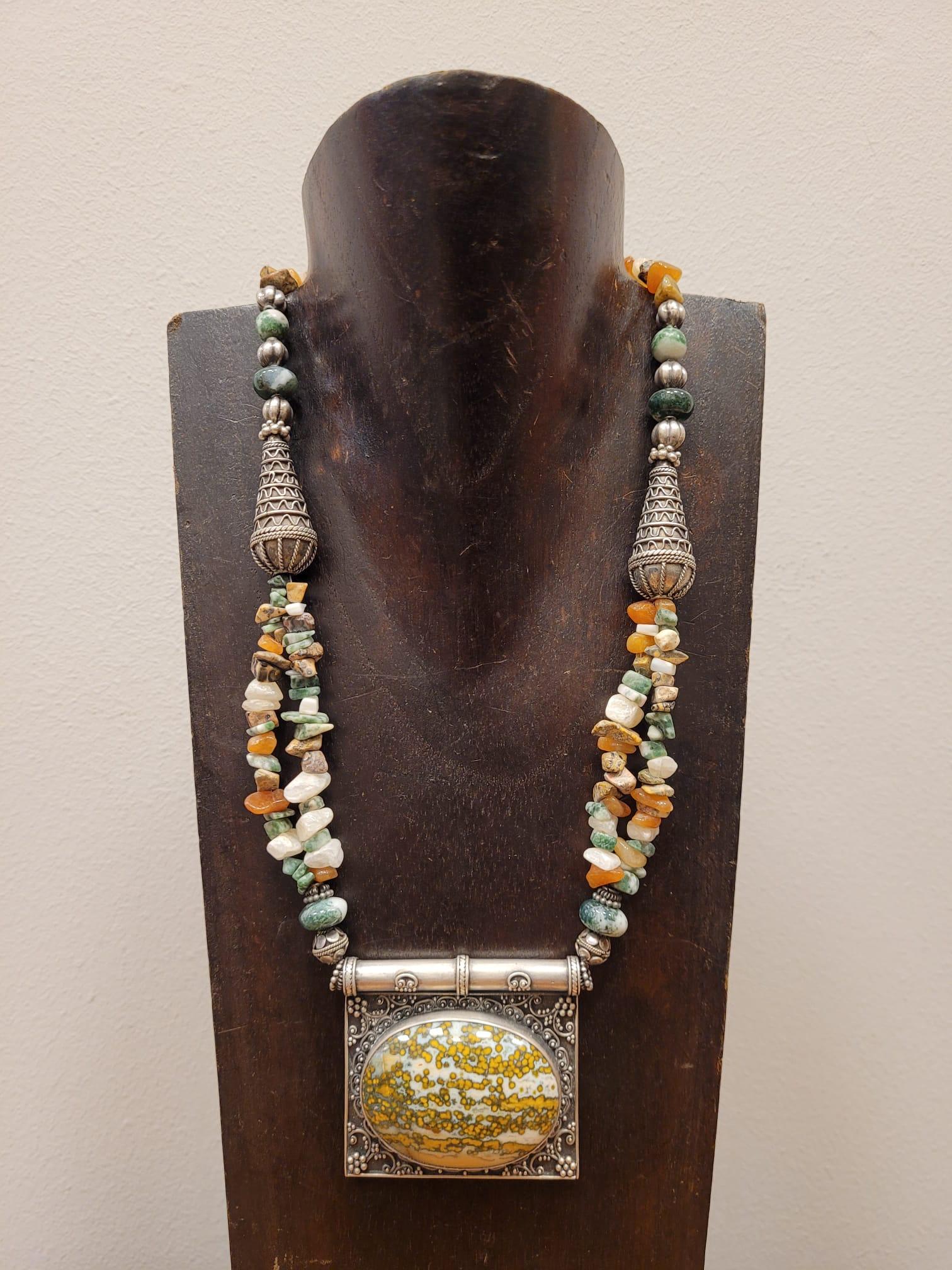 Anglo-indien Collier pendentif tibétain en argent, argent et pierres  en vente