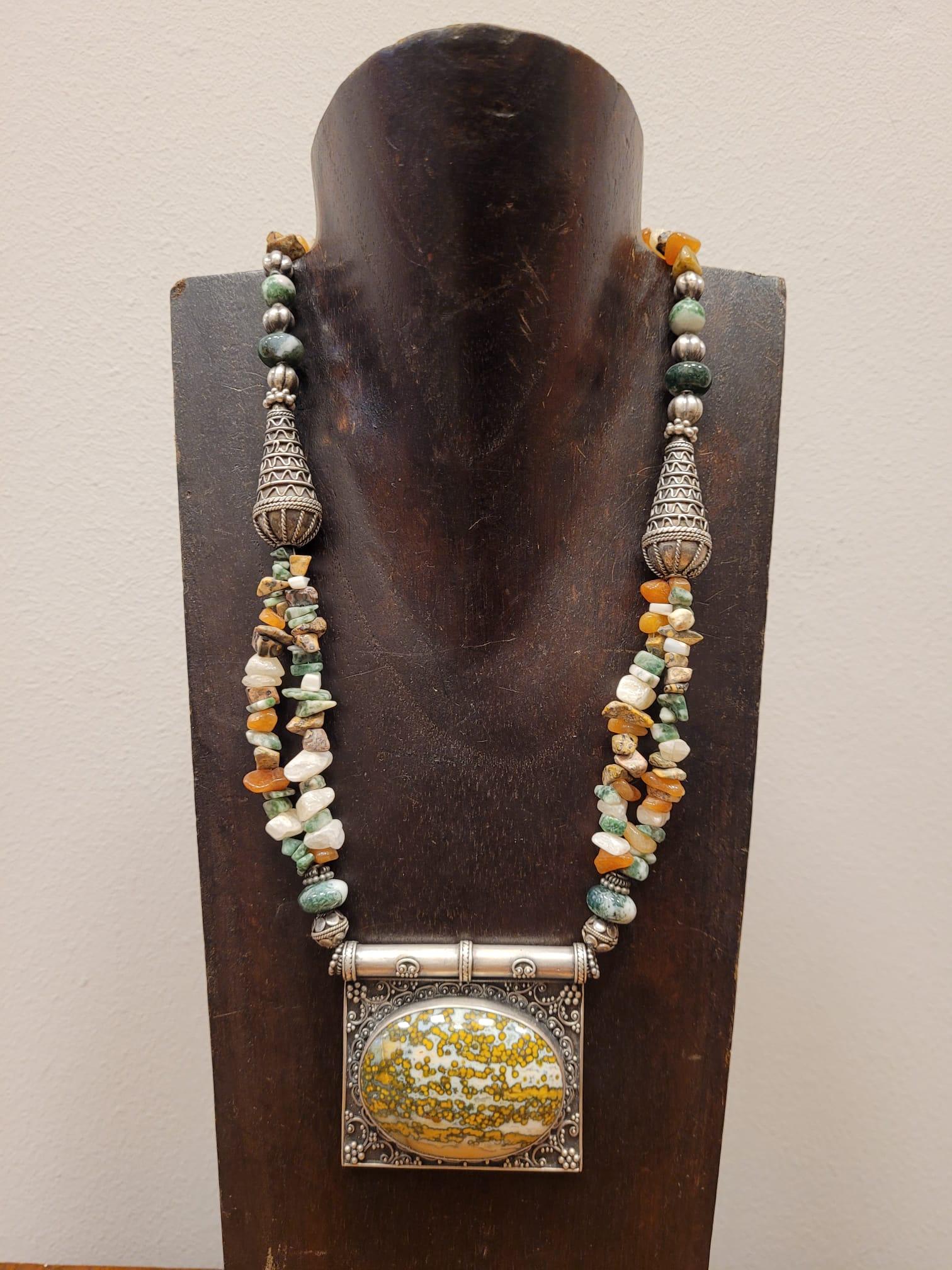 Tibetan Silver Jade pendant Necklace , silver and stones  In Good Condition For Sale In VALLADOLID, ES