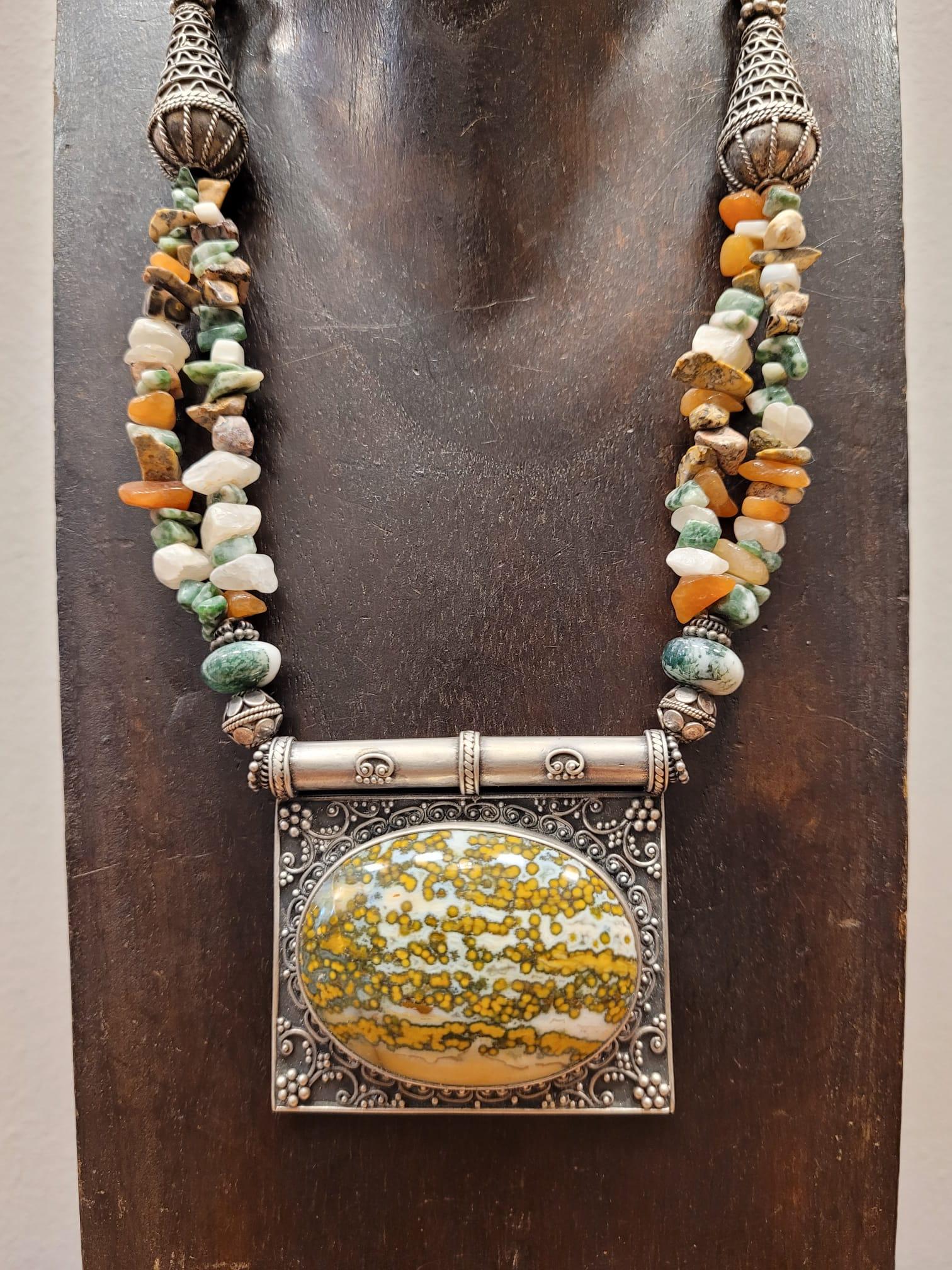 Collier pendentif tibétain en argent, argent et pierres  Unisexe en vente