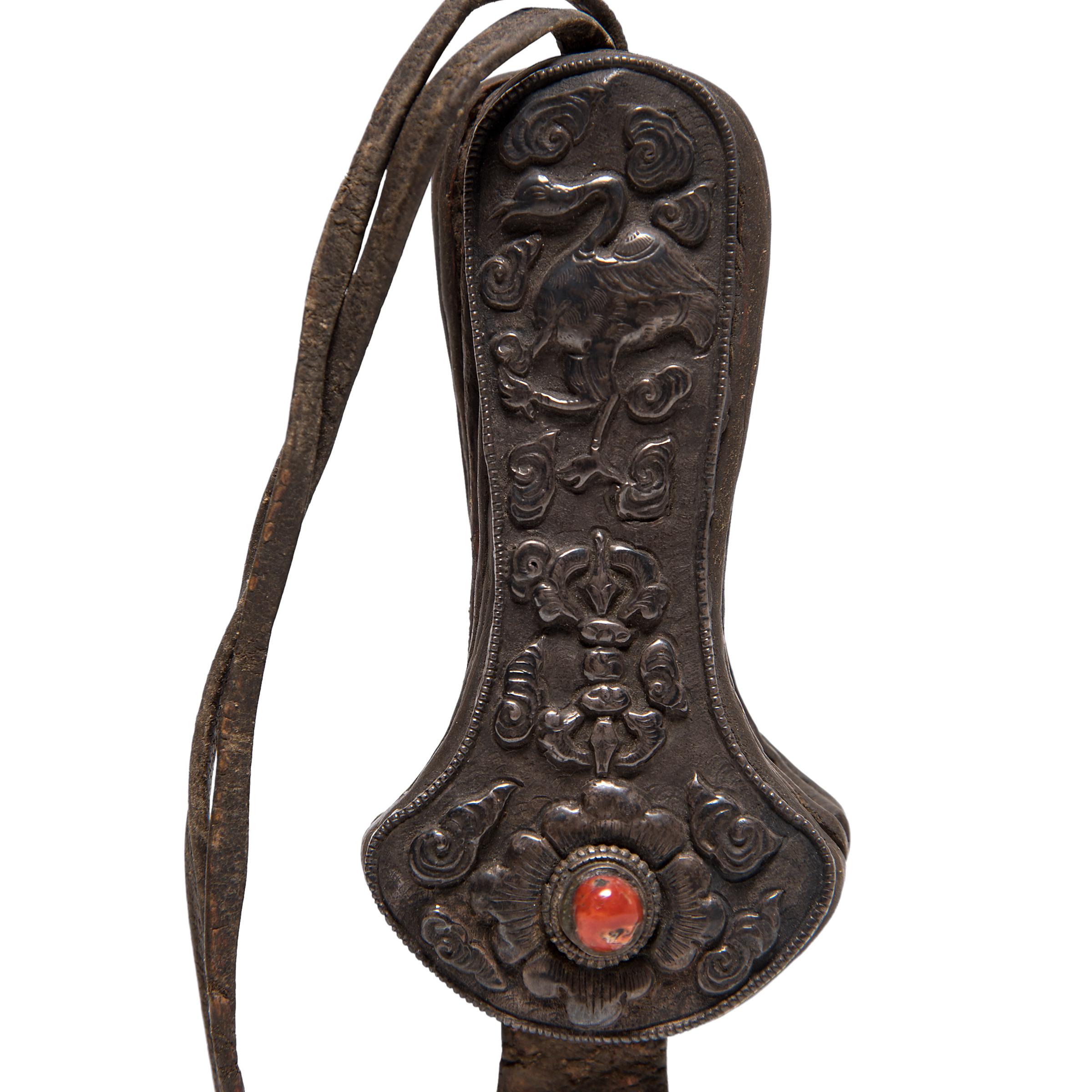 Dieses aufwendig mit Repoussé, glücksverheißenden buddhistischen Symbolen und etwas Koralle verzierte silberne Nadelfach aus dem 19. Jahrhundert war einst mit den Nadeln eines tibetischen Heilers gefüllt, der die Kunst der Moxibustion beherrschte.