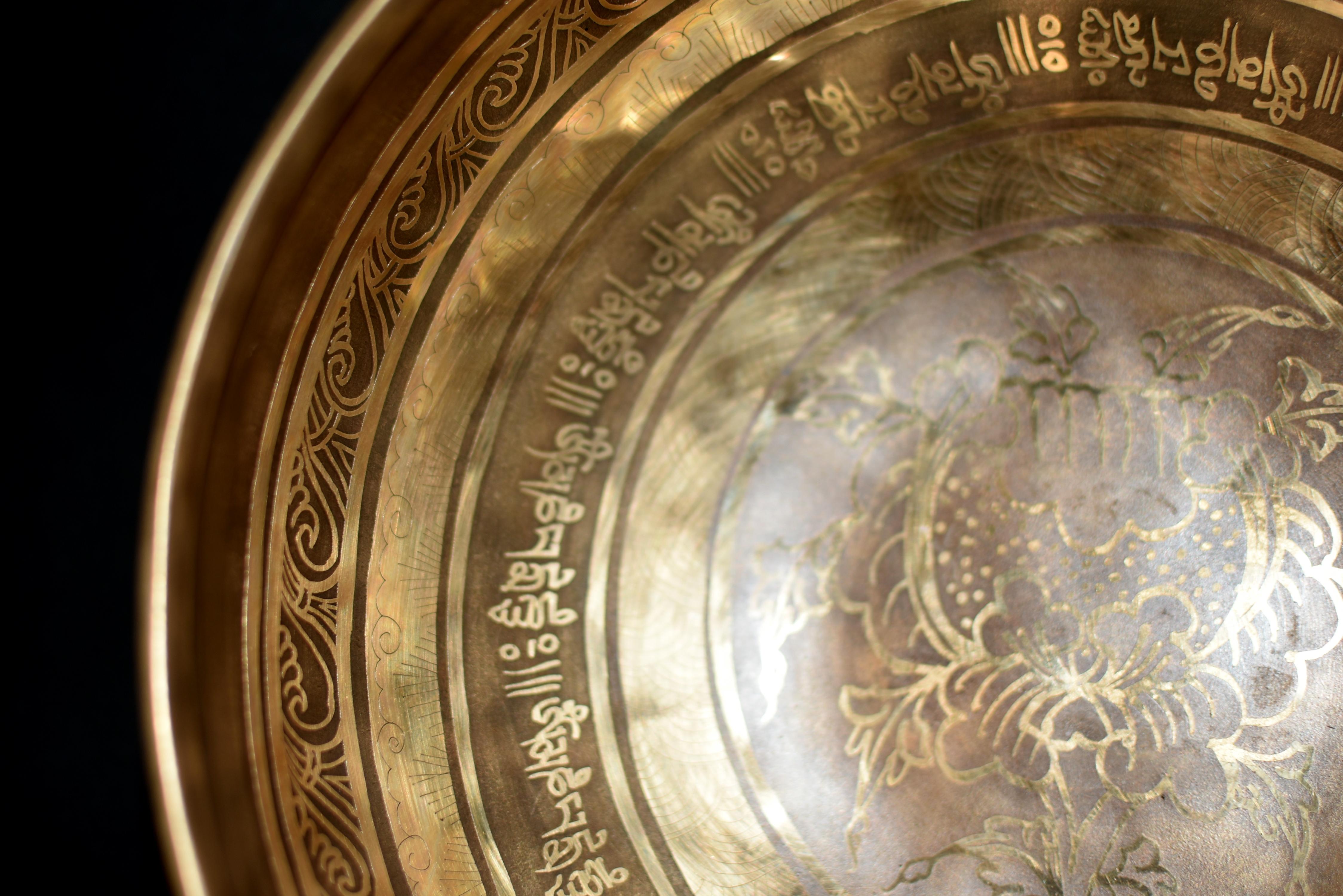 Un magnifique bol chantant de 3,1 livres entièrement gravé, incrusté et finement travaillé par les artisans spirituels du Népal. L'intérieur représente une pivoine entourée d'anneaux de coquillages, de nuages, de textes de chants tibétains et de