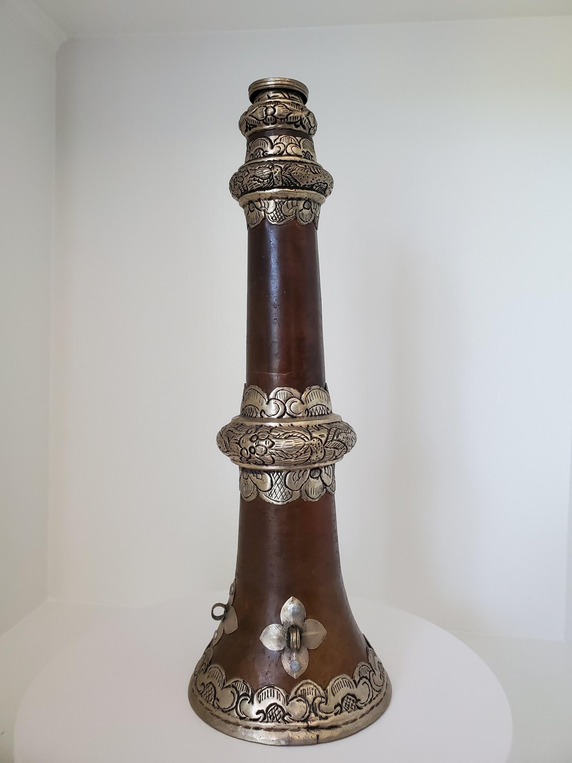 Antikes tibetisches Teleskophorn oder Dungchen aus Messing und Silber im Angebot 2