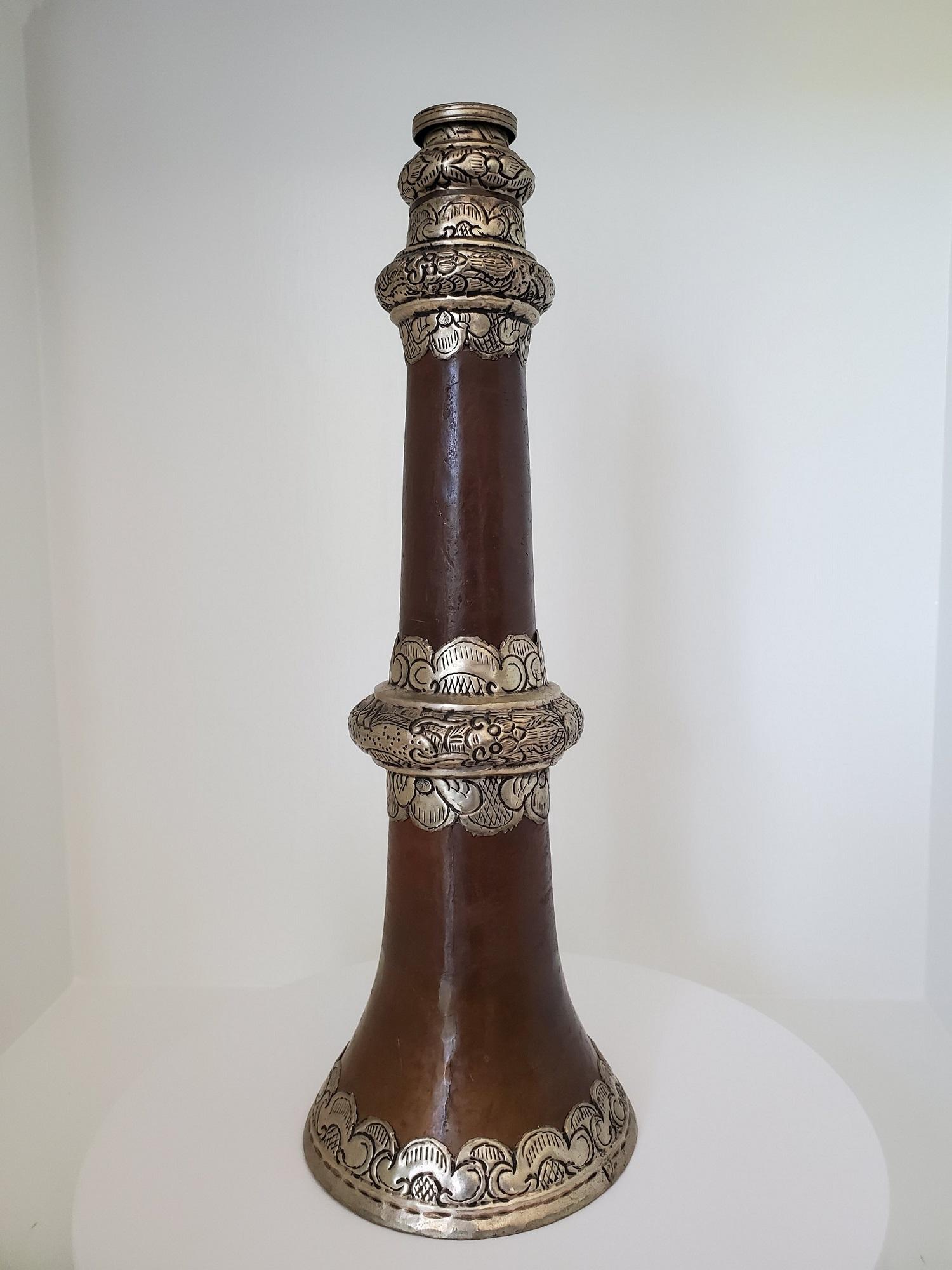 Antikes tibetisches Teleskophorn oder Dungchen aus Messing und Silber im Angebot 3