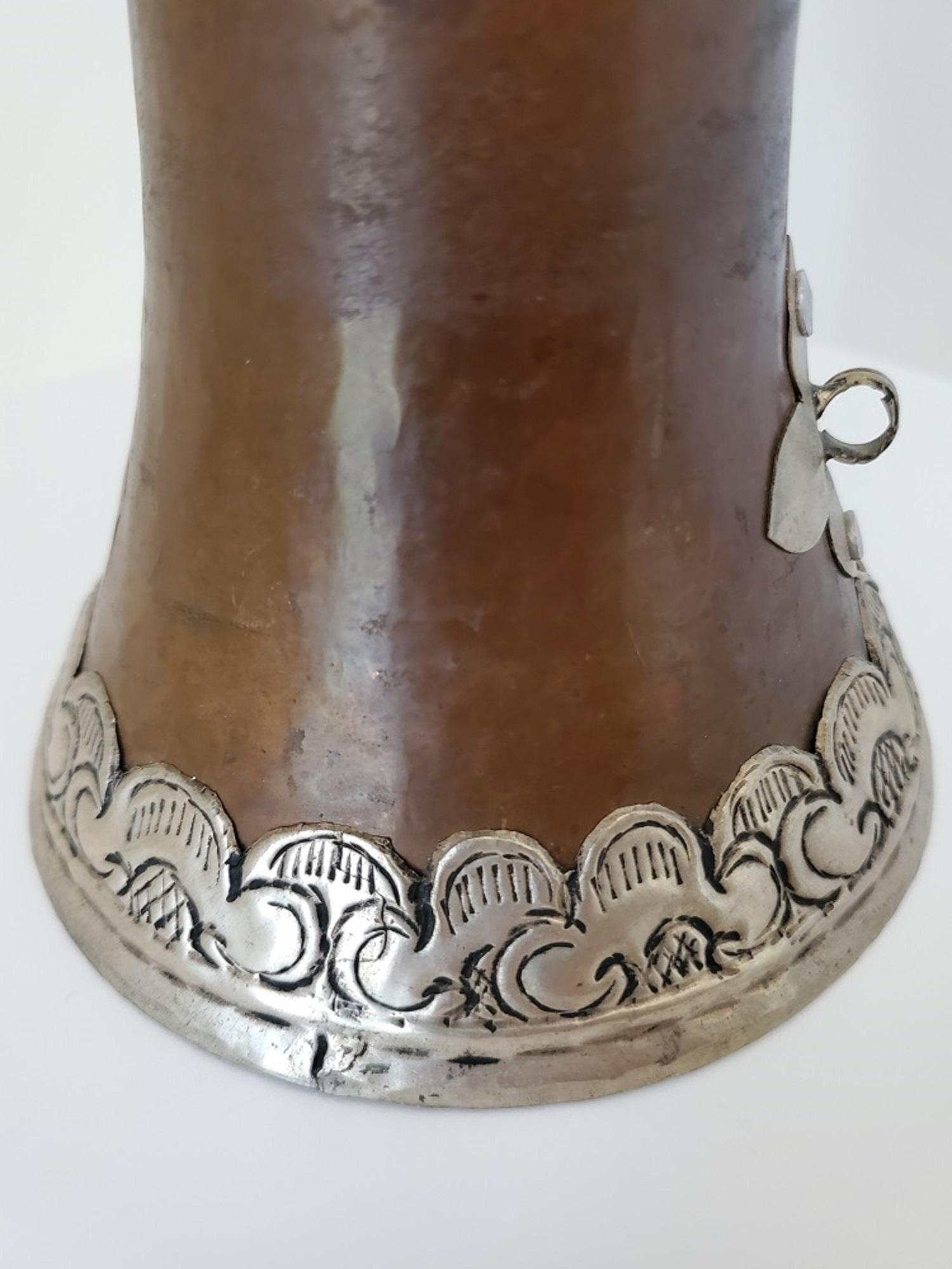 Antikes tibetisches Teleskophorn oder Dungchen aus Messing und Silber (Qing-Dynastie) im Angebot