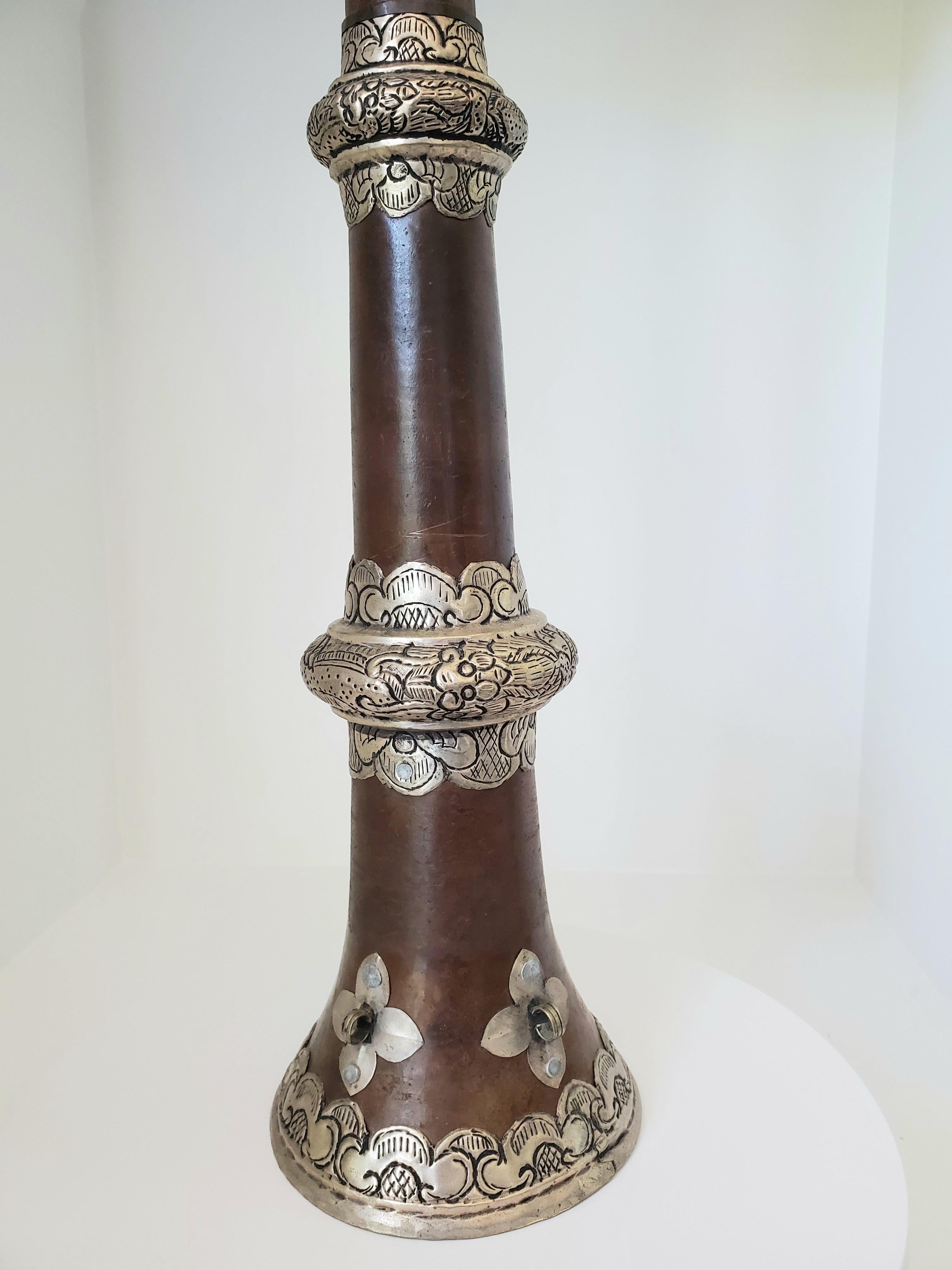 Antikes tibetisches Teleskophorn oder Dungchen aus Messing und Silber (Tibetisch) im Angebot
