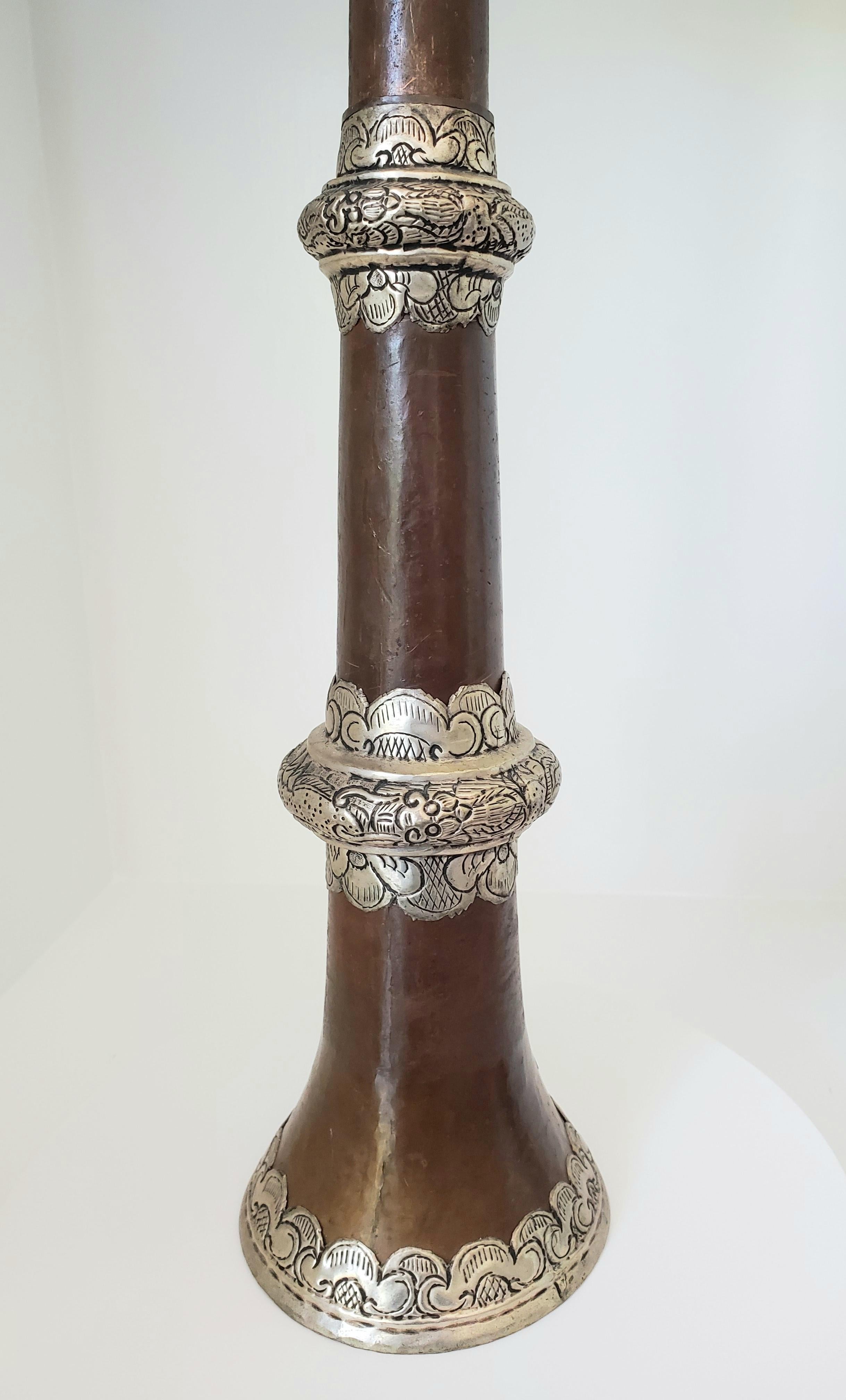 Antikes tibetisches Teleskophorn oder Dungchen aus Messing und Silber (Geschmiedet) im Angebot