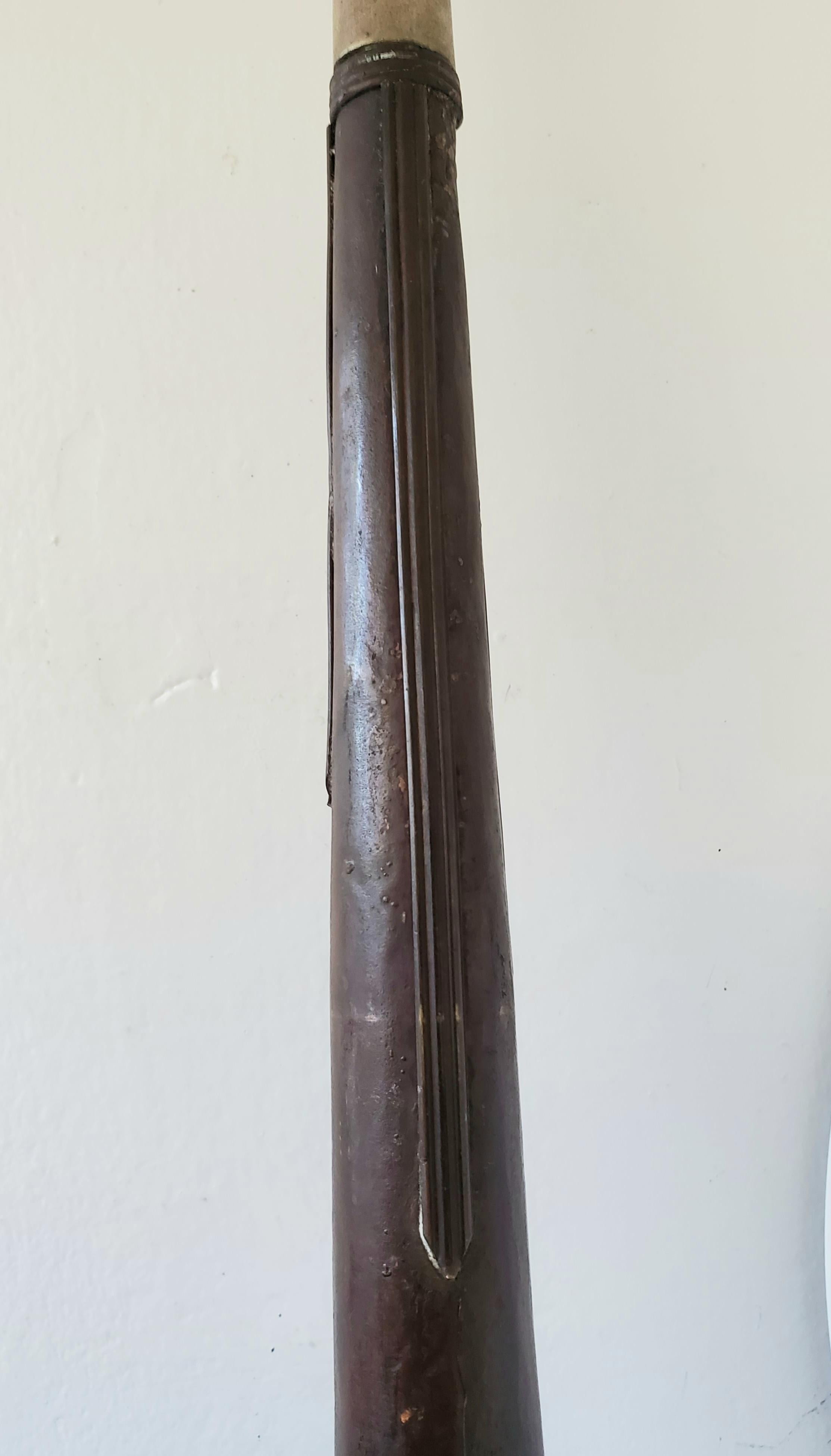Antikes tibetisches Teleskophorn oder Dungchen aus Messing und Silber (20. Jahrhundert) im Angebot