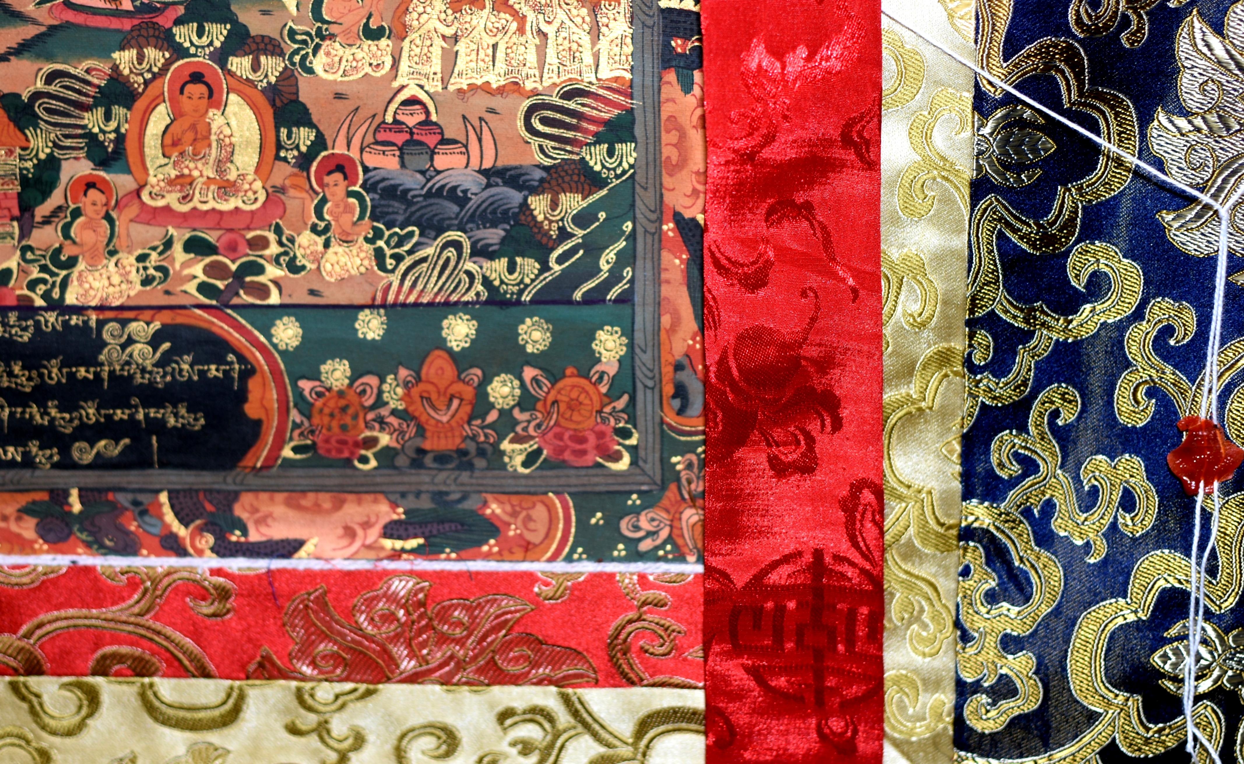 Eine unserer schönsten handgemalten tibetischen Thangkas aus Nepal. Dieses außergewöhnliche Thangka stellt 108 Buddhas mit Gefährten im himmlischen Hof dar, die Zeuge von Amitabhas Erreichen des Nirvana sind. Buddha sitzt in Dhyana-Asana auf einem