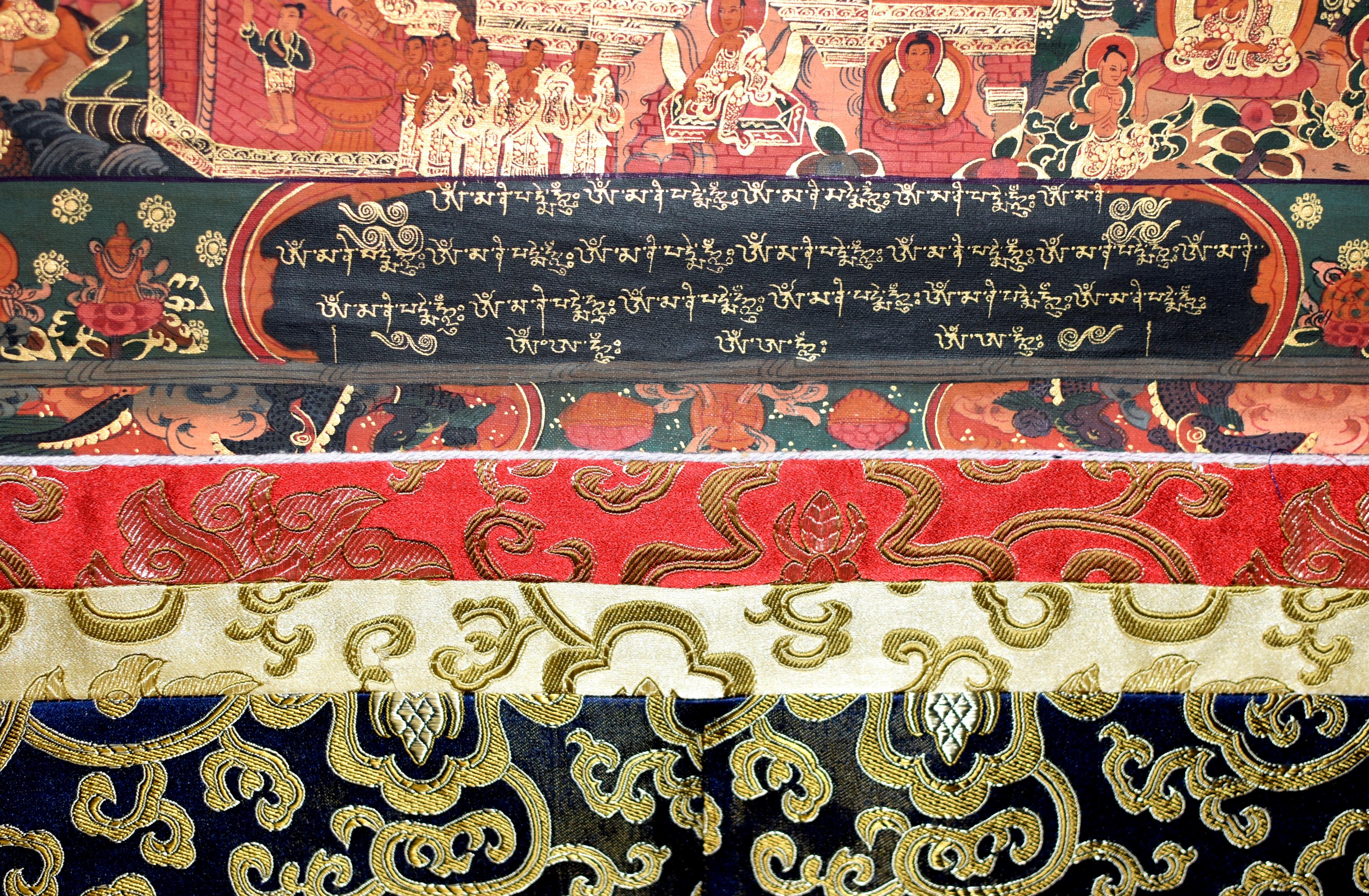 Tibetische Thangka von Amitabha Buddha, handbemalt und vergoldet (21. Jahrhundert und zeitgenössisch) im Angebot