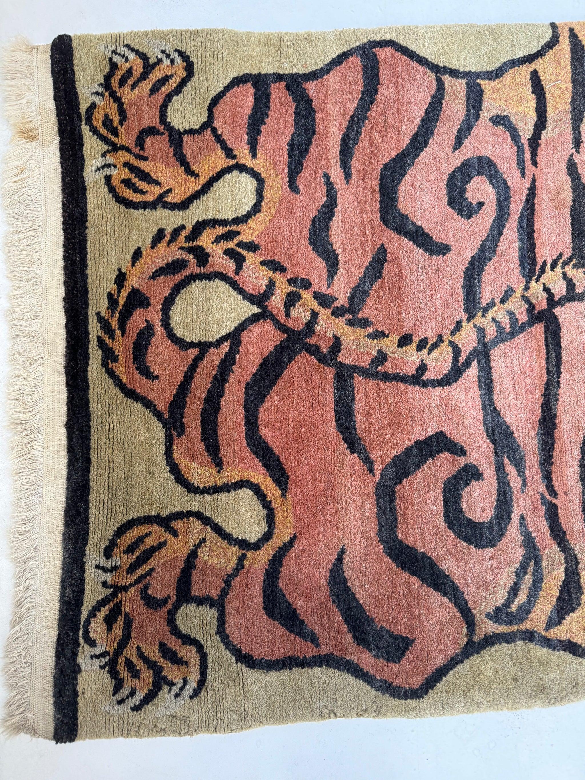 Tapis tigré tibétain, c. I.C. Bon état - En vente à Milwaukee, WI