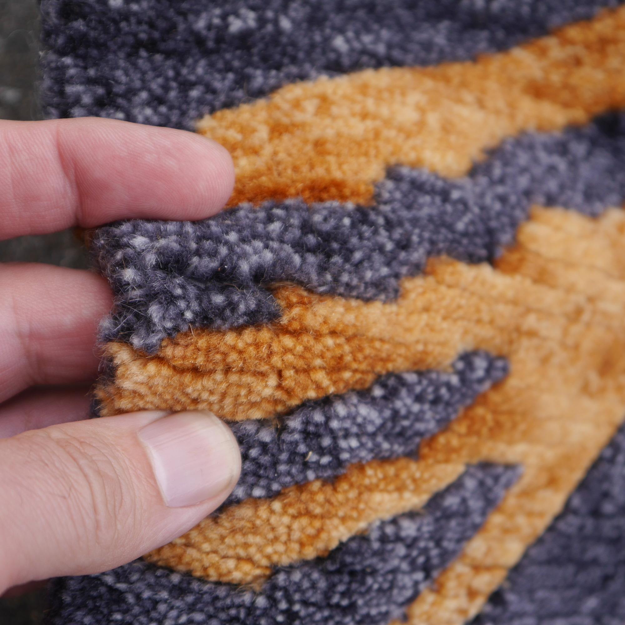 Tapis tigré tibétain, noué à la main au Népal, 100% laine.

=> Il s'agit d'un échantillon de tapis !

Ce tapis est d'une grande finesse de nouage et d'une grande qualité.

Notre collection de tapis tigrés tibétains est composée de différentes