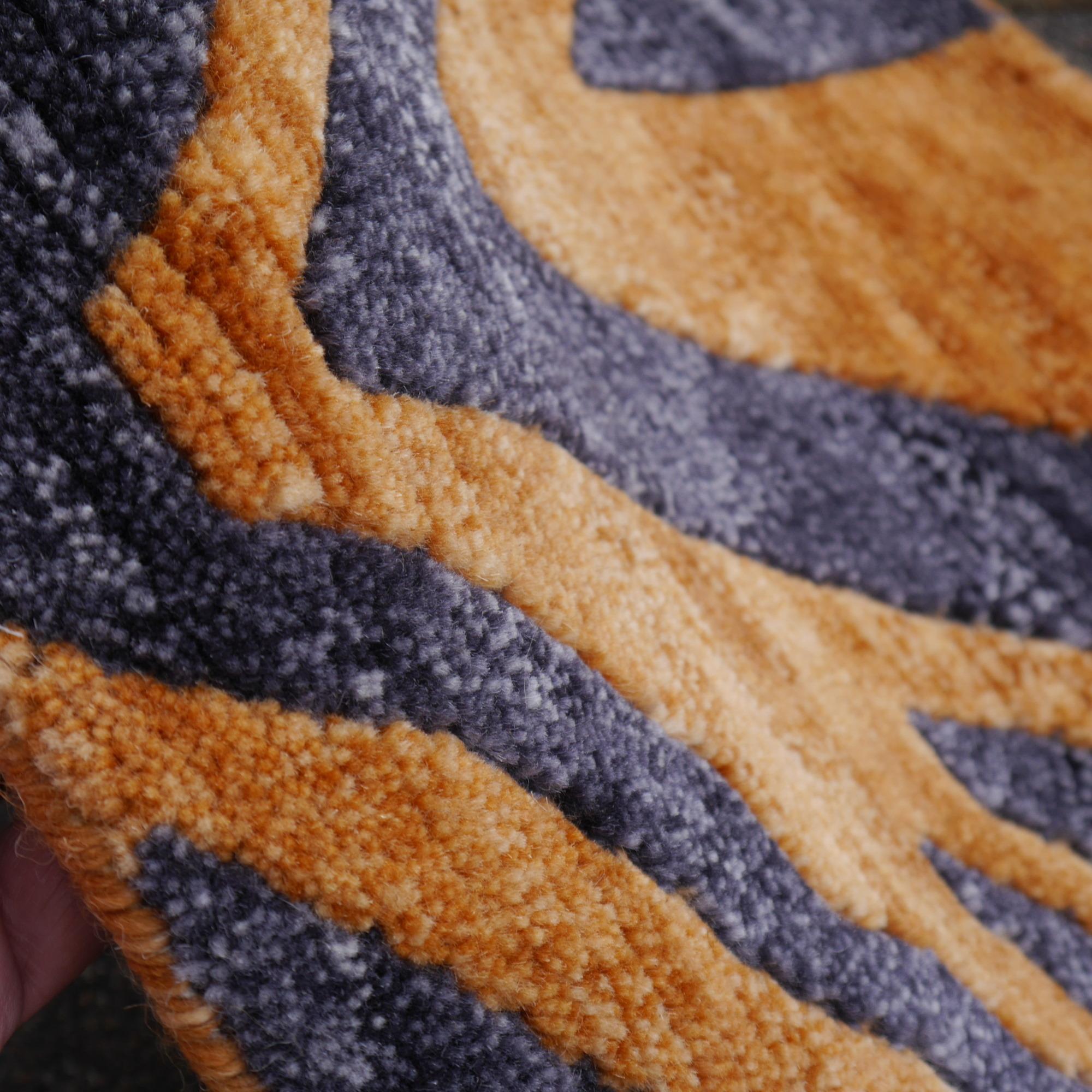 Népalais Tibetan Tiger Rug Hand Knotsted In Wool Rust Graphite by Djoharian Collection en vente