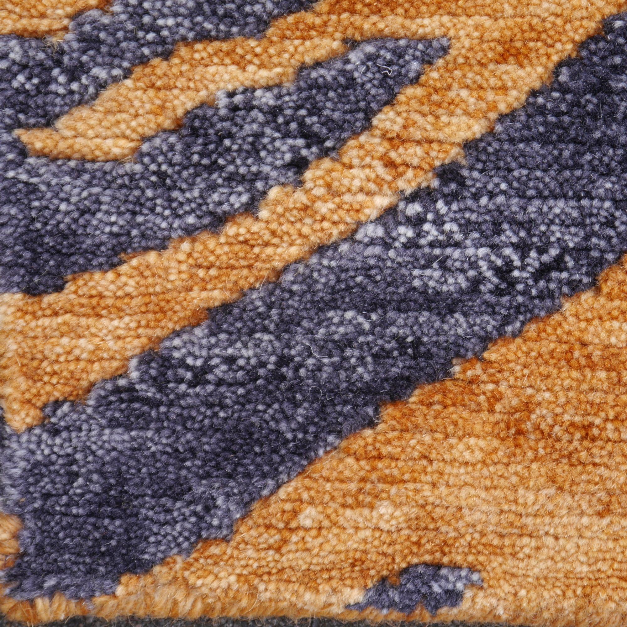 Noué à la main Tibetan Tiger Rug Hand Knotsted In Wool Rust Graphite by Djoharian Collection en vente
