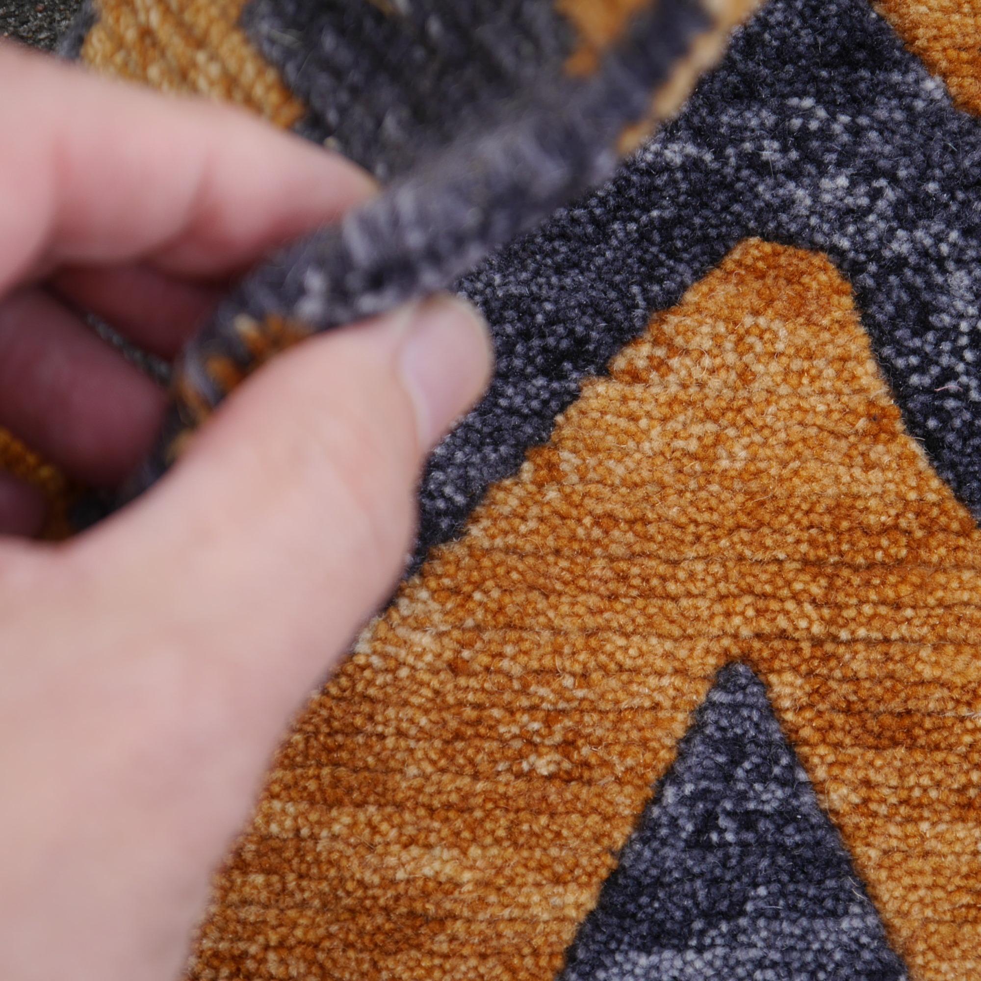 Laine Tibetan Tiger Rug Hand Knotsted In Wool Rust Graphite by Djoharian Collection en vente