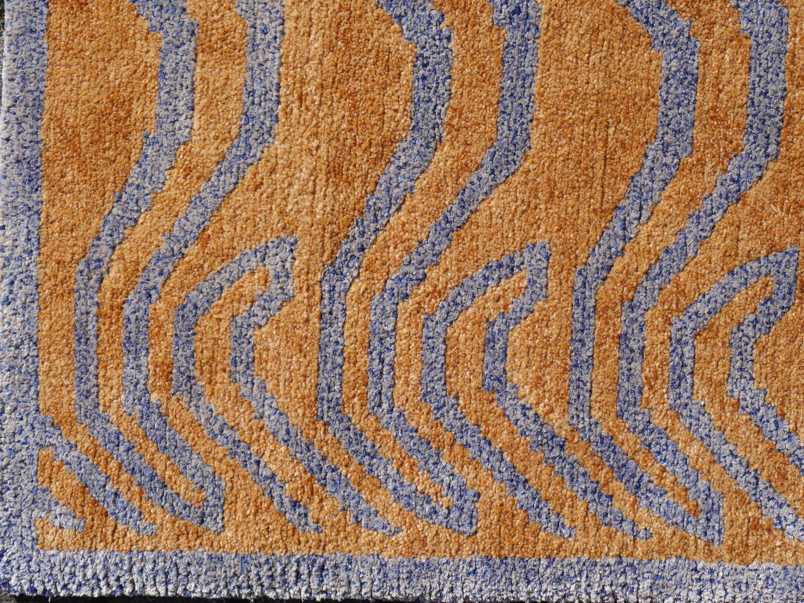 Ein tibetischer Tiger-Teppich, handgeknüpft in Nepal, Flor aus Seide und Wolle.

Dieses traditionelle Tiger-Muster findet sich typischerweise auf antiken Teppichen, die Khaden genannt werden. Er beschreibt einen kleinen Teppich von etwa 3 x 6 Fuß,
