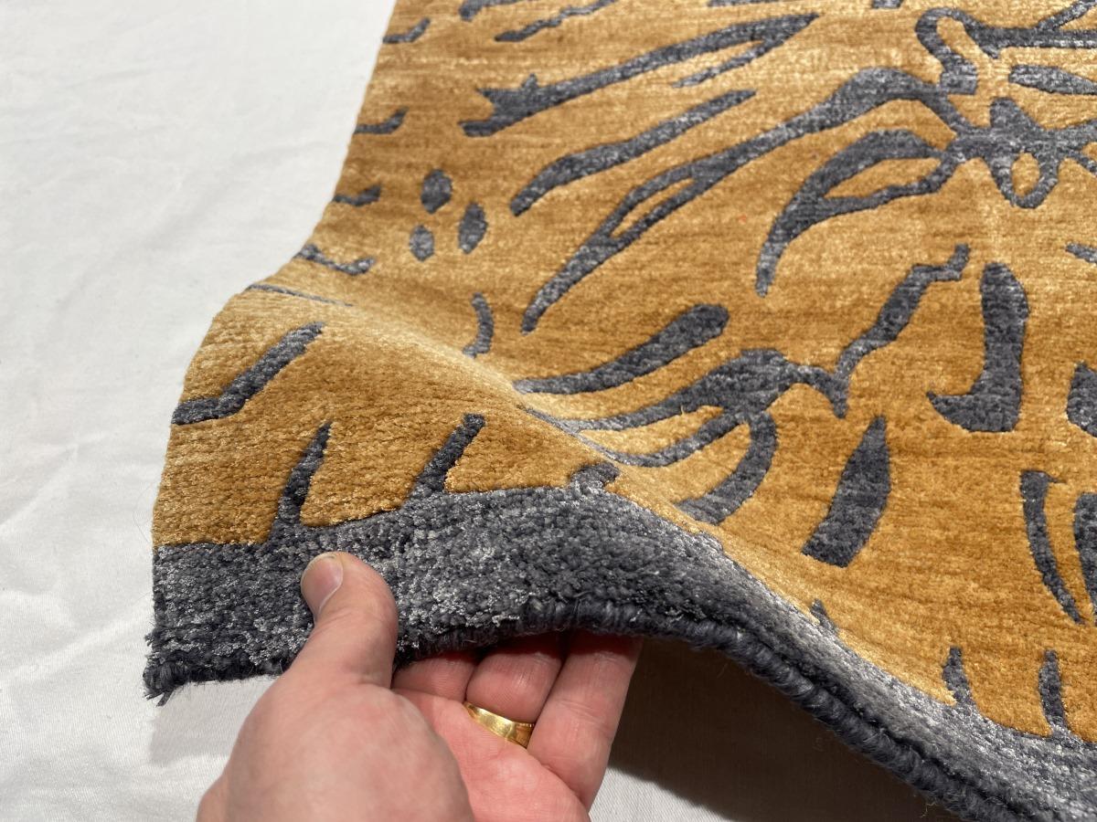 Tapis tibétain noué à la main en laine, soie ambrée anthracite de la collection Djoharian en vente 10