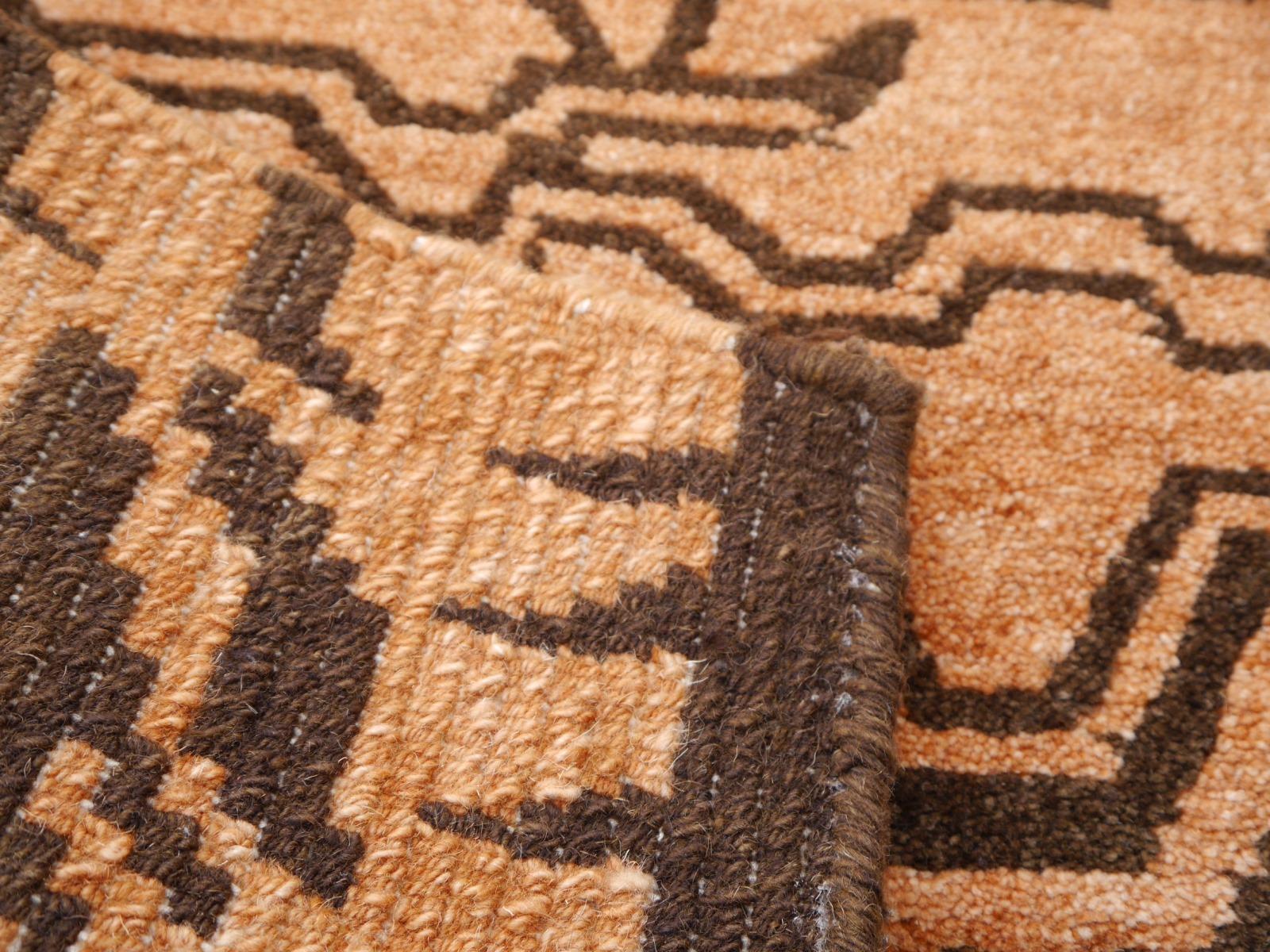 Tapis tibétain en pure laine brune ambrée nouée à la main par Djoharian Collection en vente 2