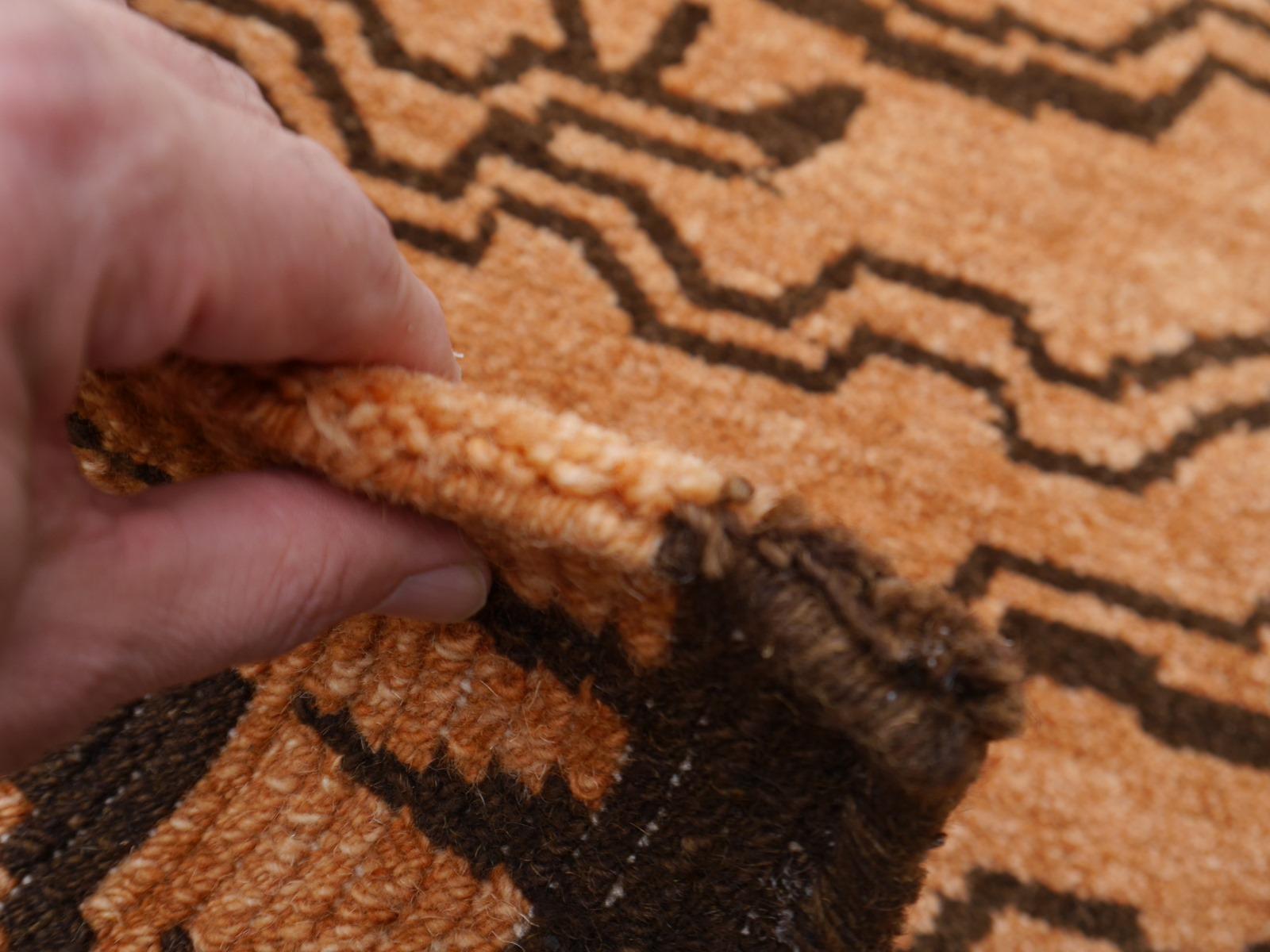 Tapis tibétain en pure laine brune ambrée nouée à la main par Djoharian Collection en vente 3