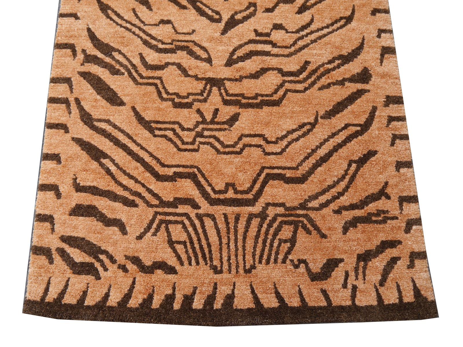 Ein tibetischer Tigerteppich, handgeknüpft in Nepal.

Dieses traditionelle Tiger-Muster findet sich typischerweise auf antiken Teppichen, die Khaden genannt werden. Er beschreibt einen kleinen Teppich von etwa 3 x 6 Fuß, der in Tibet zur Dekoration