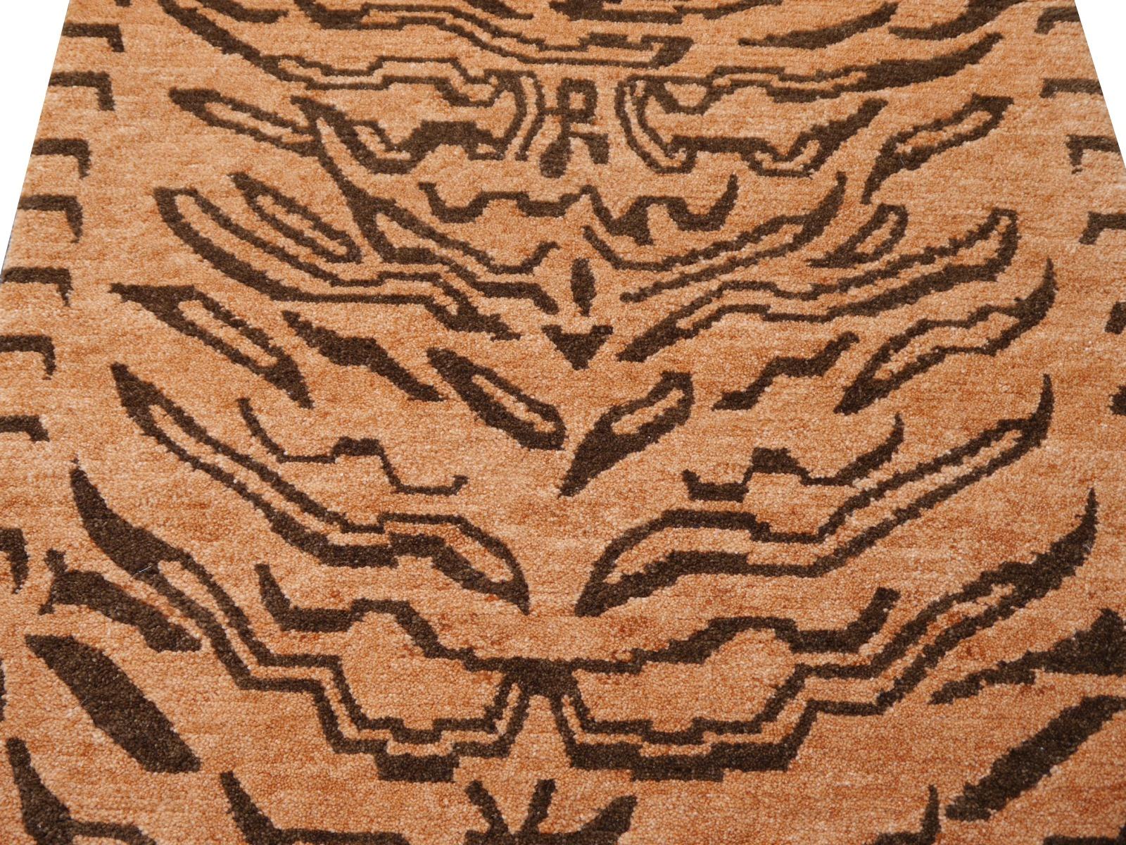 Tibetischer Tigerteppich aus reiner Wolle, handgeknüpft in Bernsteinbraun von Djoharian Collection (Art déco) im Angebot