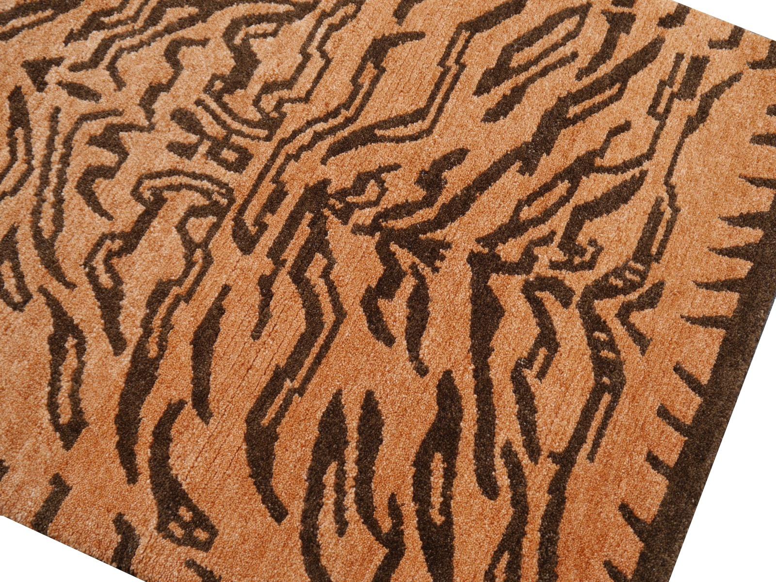 Noué à la main Tapis tibétain en pure laine brune ambrée nouée à la main par Djoharian Collection en vente