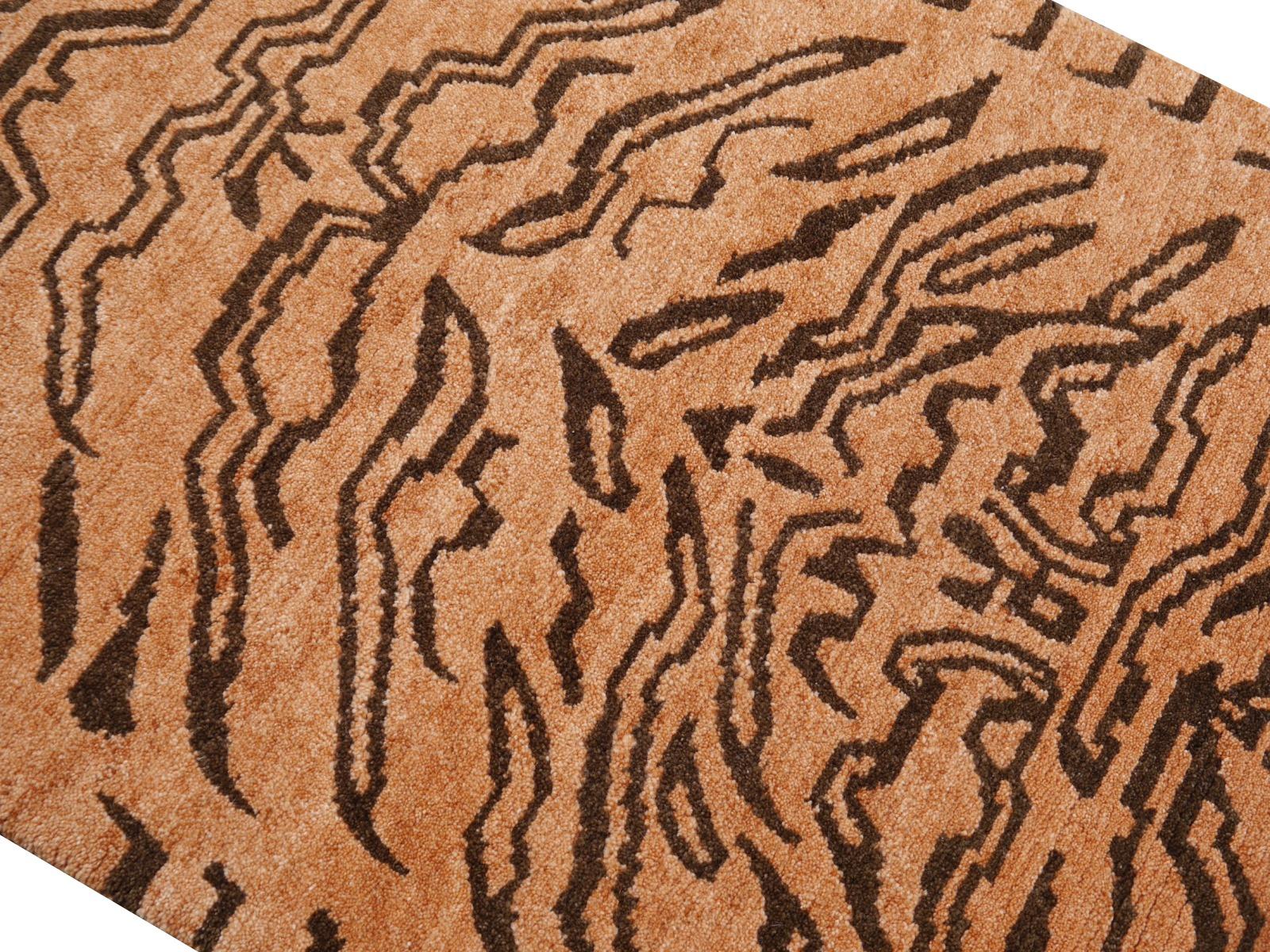 Tibetischer Tigerteppich aus reiner Wolle, handgeknüpft in Bernsteinbraun von Djoharian Collection im Zustand „Neu“ im Angebot in Lohr, Bavaria, DE