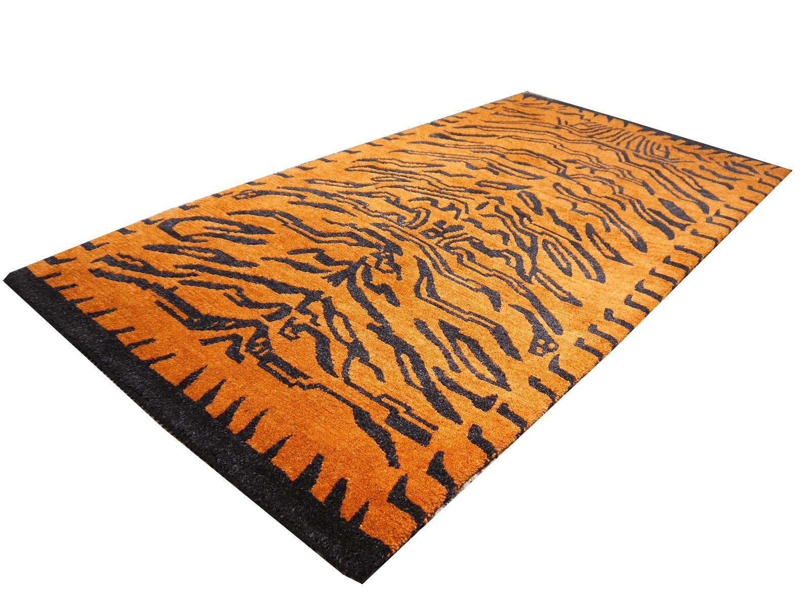 Ein tibetischer Tigerteppich, handgeknüpft in Nepal.

Dieses traditionelle Tiger-Muster findet sich typischerweise auf antiken Teppichen, die Khaden genannt werden. Er beschreibt einen kleinen Teppich von etwa 3 x 6 Fuß, der in Tibet zur Dekoration