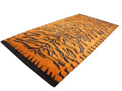 Tibetischer Tigerteppich aus reiner Wolle mit handgeknüpfter Bernsteinfarbener Anthrazit von Djoharian Collection