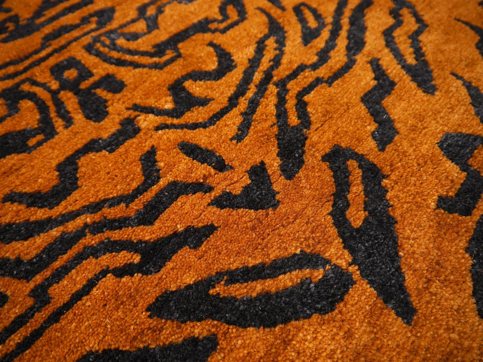 Tibetan Tiger Rug Pure Wool Hand Knotted Amber Charcoal by Djoharian Collection In New Condition For Sale In Lohr, Bavaria, DE