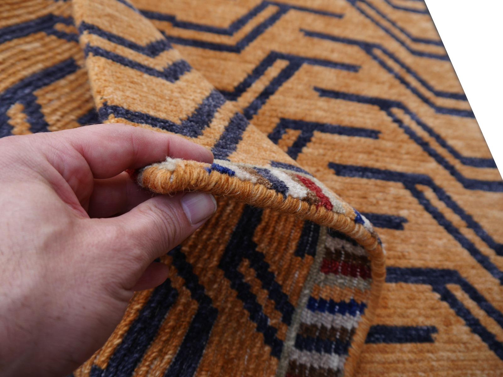 Tapis tibétain en pure laine nouée à la main par Djoharian Collection Antique Design en vente 2