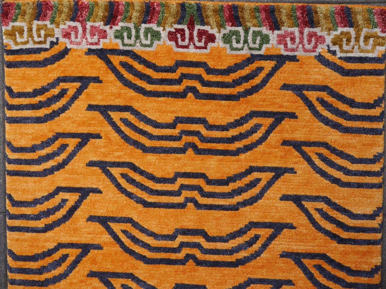 Tibetischer Tigerteppich aus reiner Wolle, handgeknüpft von Djoharian Kollektion, antikes Design im Angebot 5
