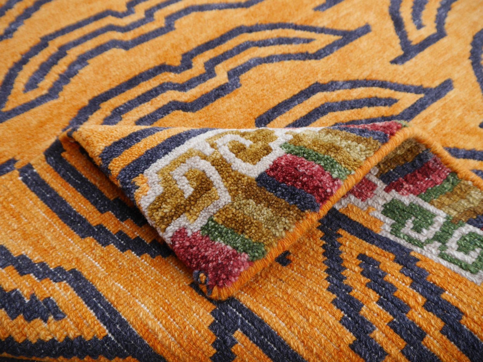 Tibetischer Tigerteppich aus reiner Wolle, handgeknüpft von Djoharian Kollektion, antikes Design im Angebot 6